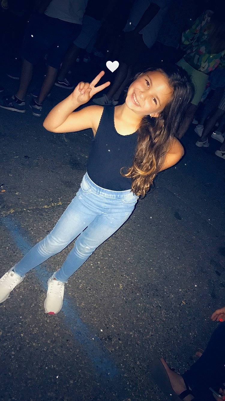 Alya participe au concours pour gagner de l'argent avec cette photo : black_hair, cool, darkness, elbow, electric_blue, entertainment, event, flash_photography, fun, gesture, happy, human_leg, joy, knee, long_hair, midnight, person, road_surface, smile, t_shirt