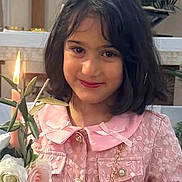 Hanna a rejoint le concours — aidez-le/la à gagner de superbes lots ! child, girl, pink_jacket, lace, flower, candle, smile, portrait, indoor, plant, bouquet, young_child, face, holding, celebration, cute, person, short_hair, happy, lighting