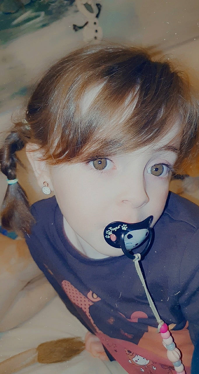 Celia a rejoint le concours — aidez-le/la à gagner de superbes lots ! bangs, blond, cheek, ear, earrings, electric_blue, eyebrow, eyelash, eyewear, iris, jaw, jewellery, layered_hair, lip, long_hair, neck, nose, organ, paint, person