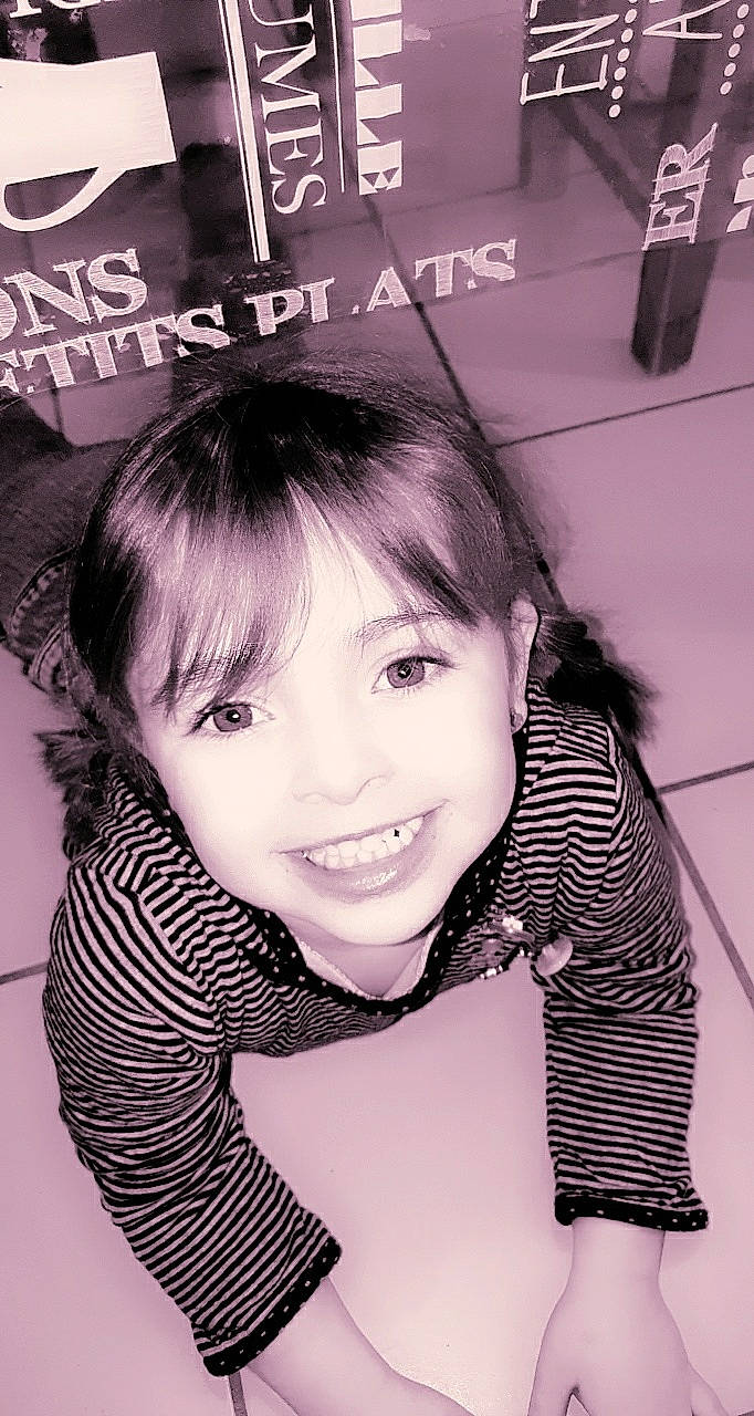 Celia a rejoint le concours — aidez-le/la à gagner de superbes lots ! bangs, beauty, black, black_and_white, black_hair, cool, eyebrow, eyelash, face, flash_photography, gesture, happy, joy, lip, mammal, nose, person, sleeve, smile, style