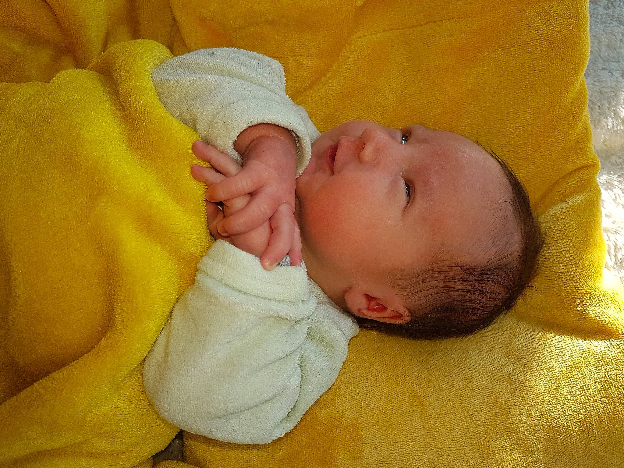 Tiago a rejoint le concours — aidez-le/la à gagner de superbes lots ! baby, bedtime, cheek, child, hand, head, mouth, nose, person, skin, toddler, yellow