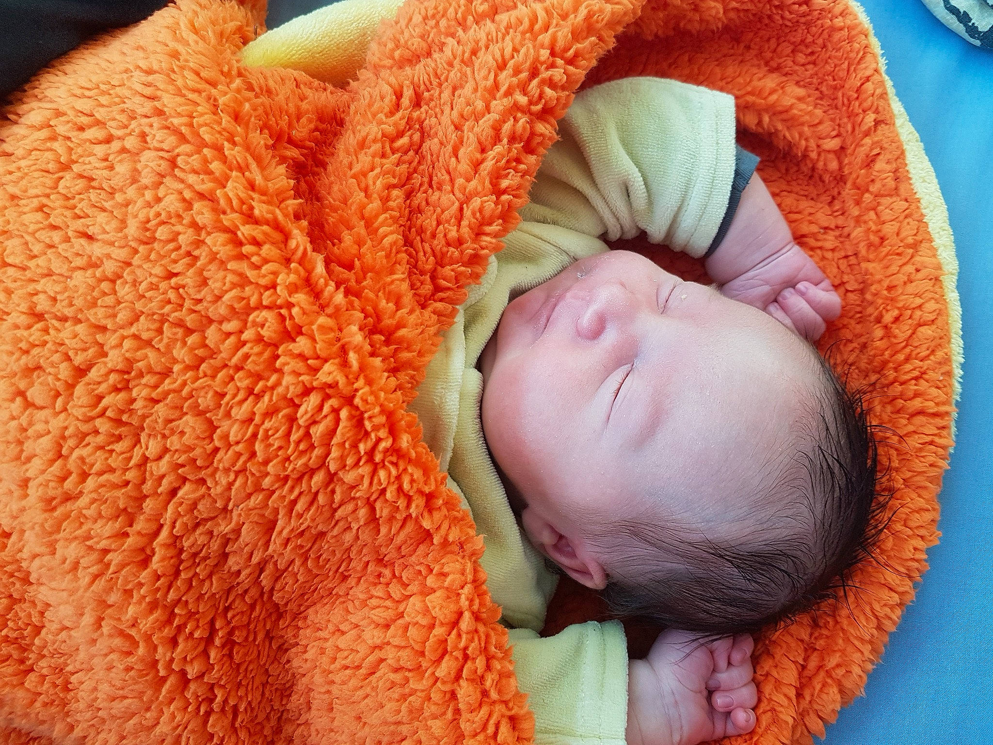 Tiago participe au concours pour gagner de l'argent avec cette photo : baby, baby_sleeping, child, nap, person, skin, sleep, toddler, wool