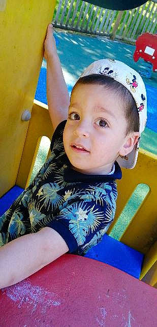 Tiago participe au concours pour gagner de l'argent avec cette photo : baby, blue, cap, child, elbow, electric_blue, finger, flash_photography, fun, happy, human_leg, leisure, person, recreation, sitting, skin, summer, t_shirt, thigh, toddler