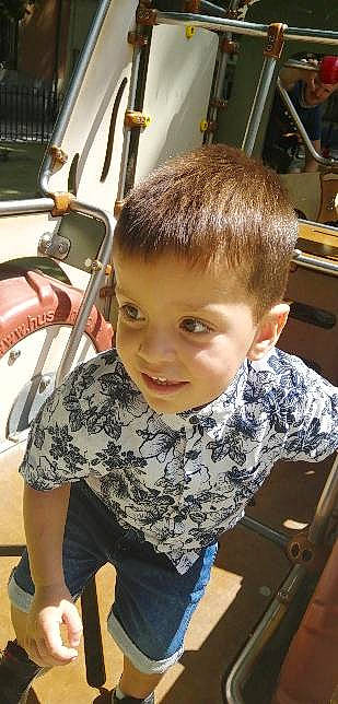 Tiago participe au concours pour gagner de l'argent avec cette photo : bicycle_handlebar, chair, child, flooring, fun, glass, hairstyle, happy, leisure, motor_vehicle, person, recreation, sitting, snapshot, t_shirt, toddler, tree, vacation, vehicle_door, vertebrate