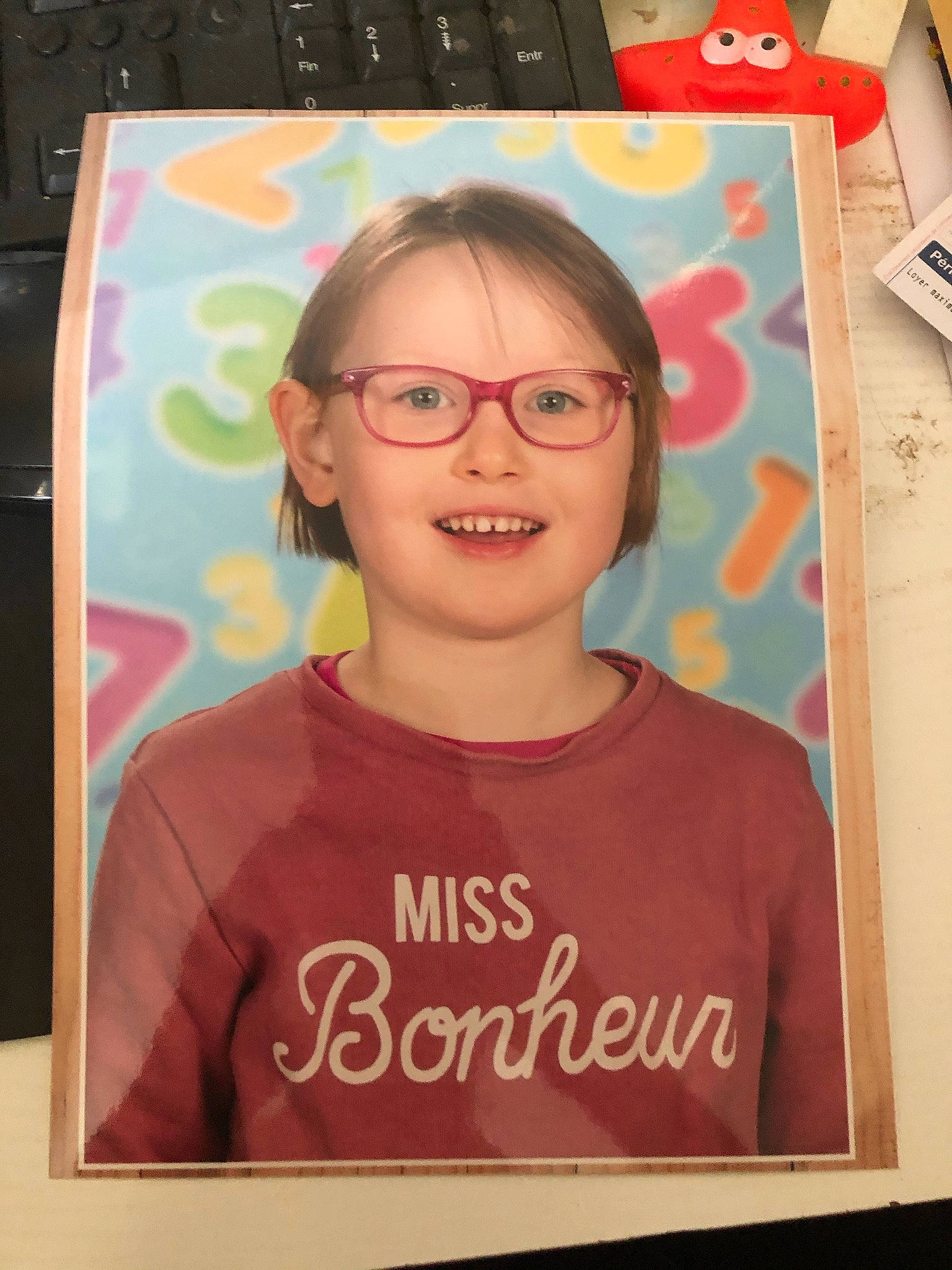 Oceane a rejoint le concours — aidez-le/la à gagner de superbes lots ! adaptation, art, cheek, child, chin, cool, eyewear, facial_expression, forehead, fun, glasses, hairstyle, happy, illustration, joy, person, poster, sleeve, smile, t_shirt