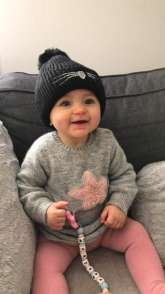 Marissa participe au concours pour gagner de l'argent avec cette photo : cap, child, comfort, couch, eye, face, facial_expression, glasses, happy, head, headgear, headwear, joy, leg, lip, mammal, muscle, person, skin, sleeve