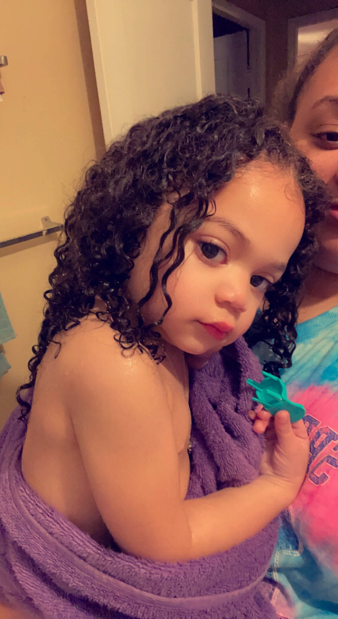 Alayna is registered to the contest to win money with this photo: chin, ear, eye, eyebrow, eyelash, face, hair, hairstyle, hand, happy, head, human_body, iris, lip, mouth, neck, nose, organ, person, shoulder