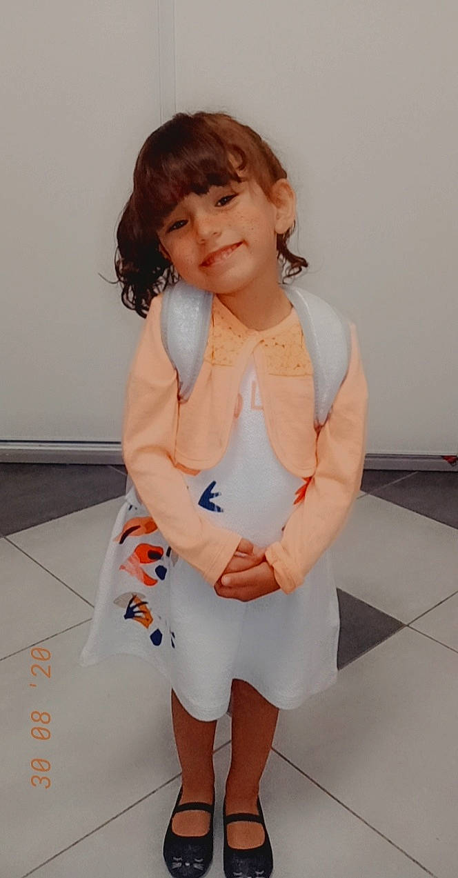 Sara participe au concours pour gagner de l'argent avec cette photo : child, joy, knee, leg, neck, outerwear, person, shoulder, skin, thigh