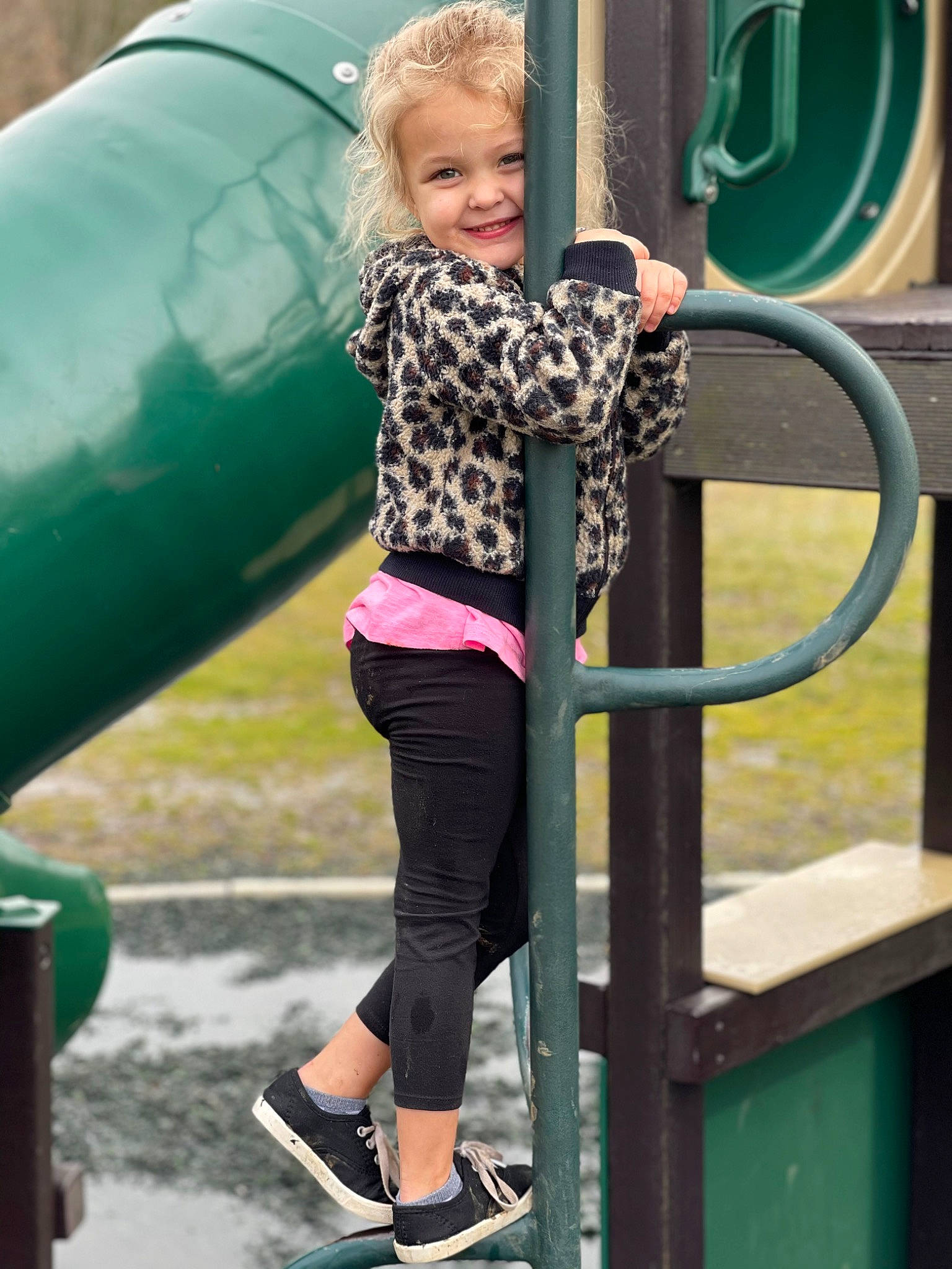 Abree is registered to the contest to win money with this photo: blue, child, electric_blue, fun, green, human_leg, human_settlement, joy, knee, leisure, magenta, person, photograph, playground, public_space, recreation, smile, snapshot, thigh, toddler