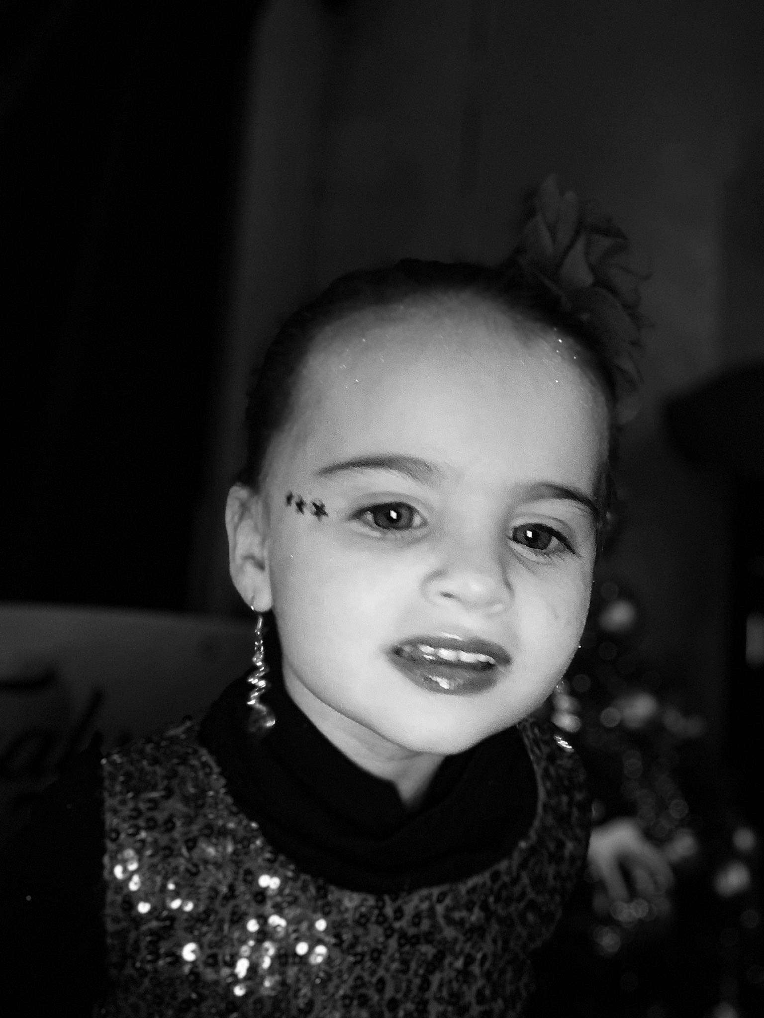 Thalya a rejoint le concours — aidez-le/la à gagner de superbes lots ! black, black_and_white, cheek, child, eye, eyebrow, face, facial_expression, forehead, hair, hairstyle, head, lip, monochrome, nose, people, person, photograph, skin, smile