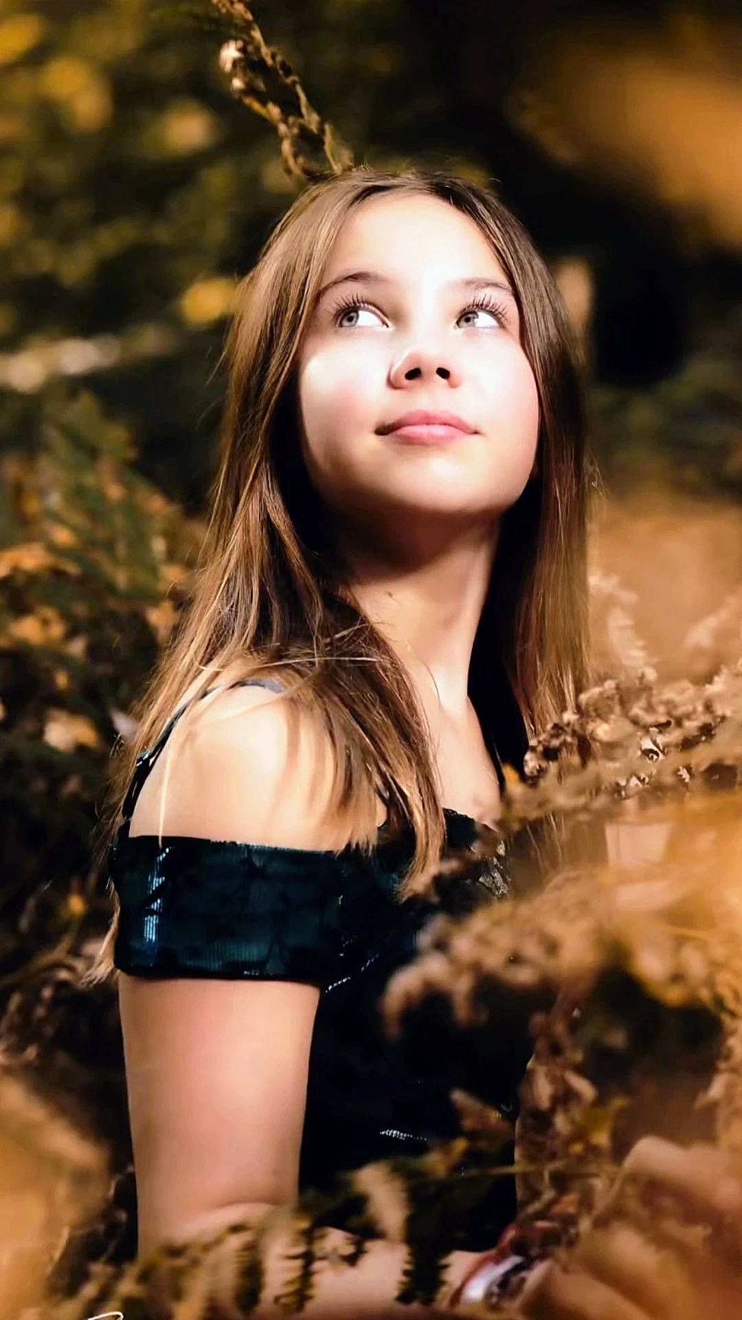 Solyne a rejoint le concours — aidez-le/la à gagner de superbes lots ! beauty, black_hair, blond, brown_hair, eye, facial_expression, flash_photography, grass, hair, hairstyle, happy, lip, long_hair, nature, organ, people_in_nature, person, smile, sunlight, tree