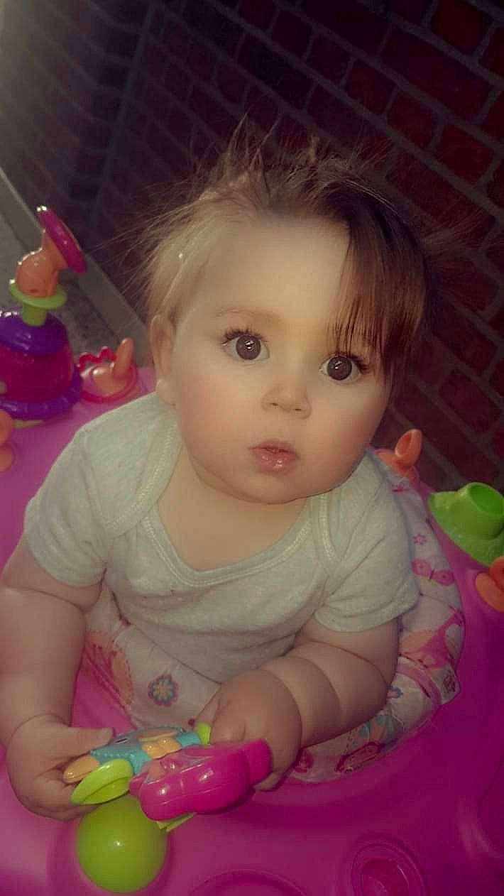 Méliya a rejoint le concours — aidez-le/la à gagner de superbes lots ! baby, brown_hair, cheek, child, eye, face, head, iris, lip, mouth, person, pink, play, skin, toddler, toy