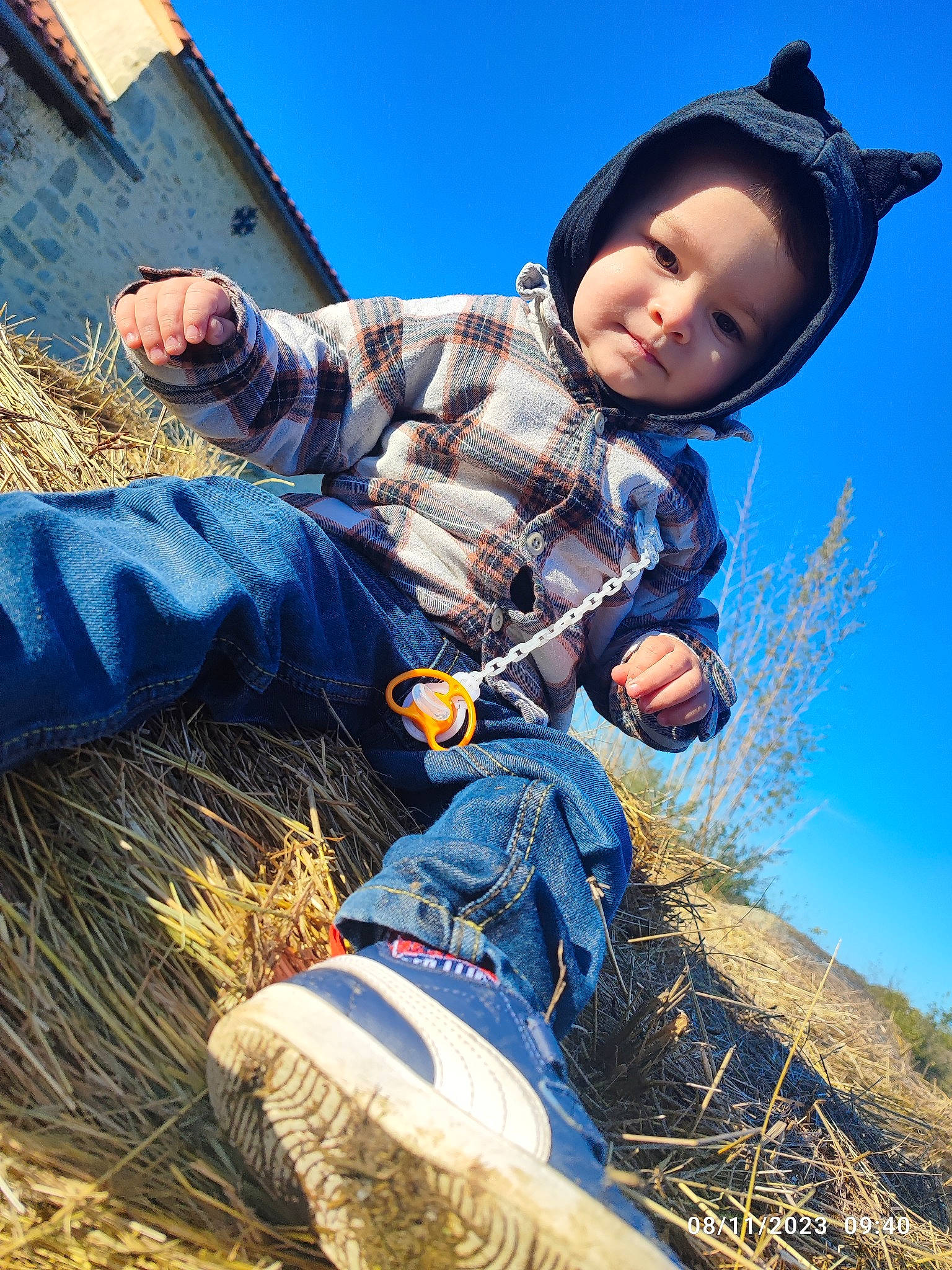 Kenzo a rejoint le concours — aidez-le/la à gagner de superbes lots ! agriculture, azure, electric_blue, flash_photography, fun, grass, grassland, happy, headwear, human, human_leg, landscape, leisure, people_in_nature, person, recreation, sky, soil, sunlight, toddler