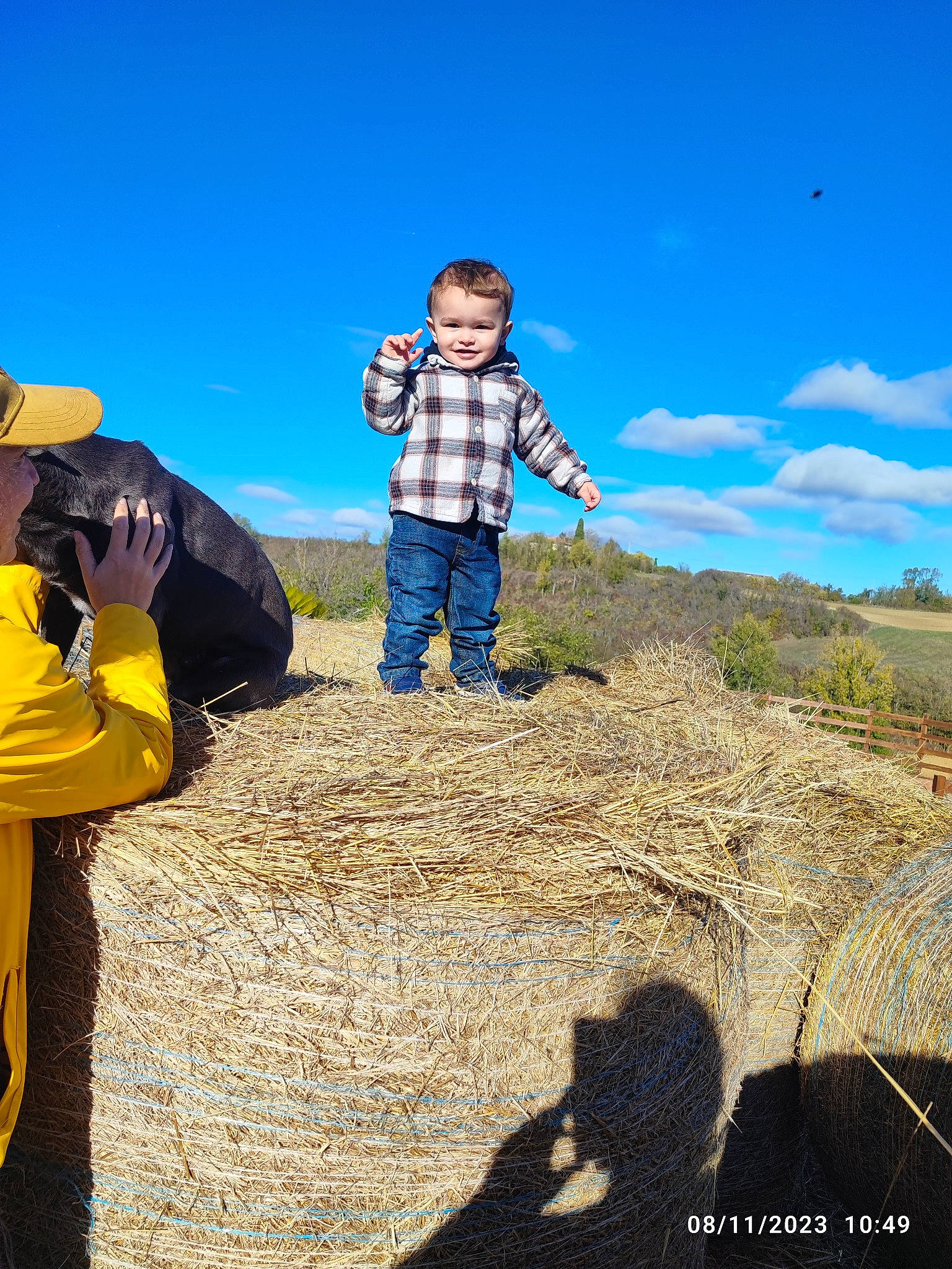 Kenzo participe au concours pour gagner de l'argent avec cette photo : cloud, ecoregion, fun, gesture, grass, grass_family, grassland, happy, hill, horizon, joy, landscape, leisure, mountain, people_in_nature, person, prairie, rural_area, sky, soil