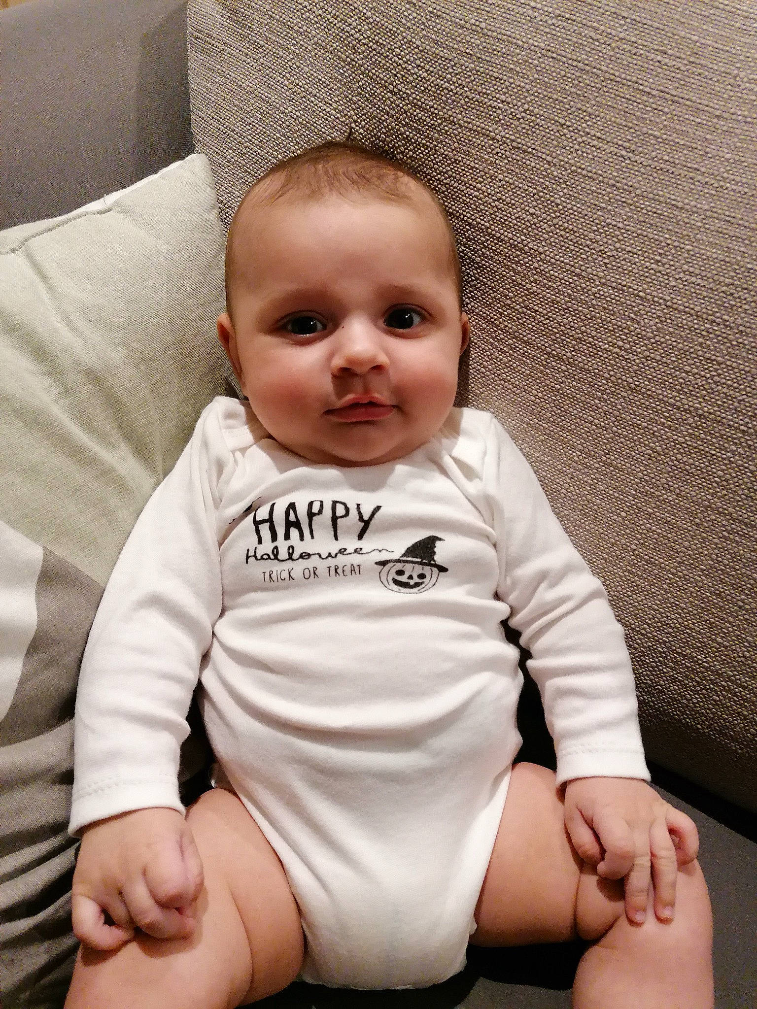 Eliott participe au concours pour gagner de l'argent avec cette photo : arm, baby, baby_products, baby_toddler_clothing, cheek, child, person, sitting, skin, sleeve, toddler