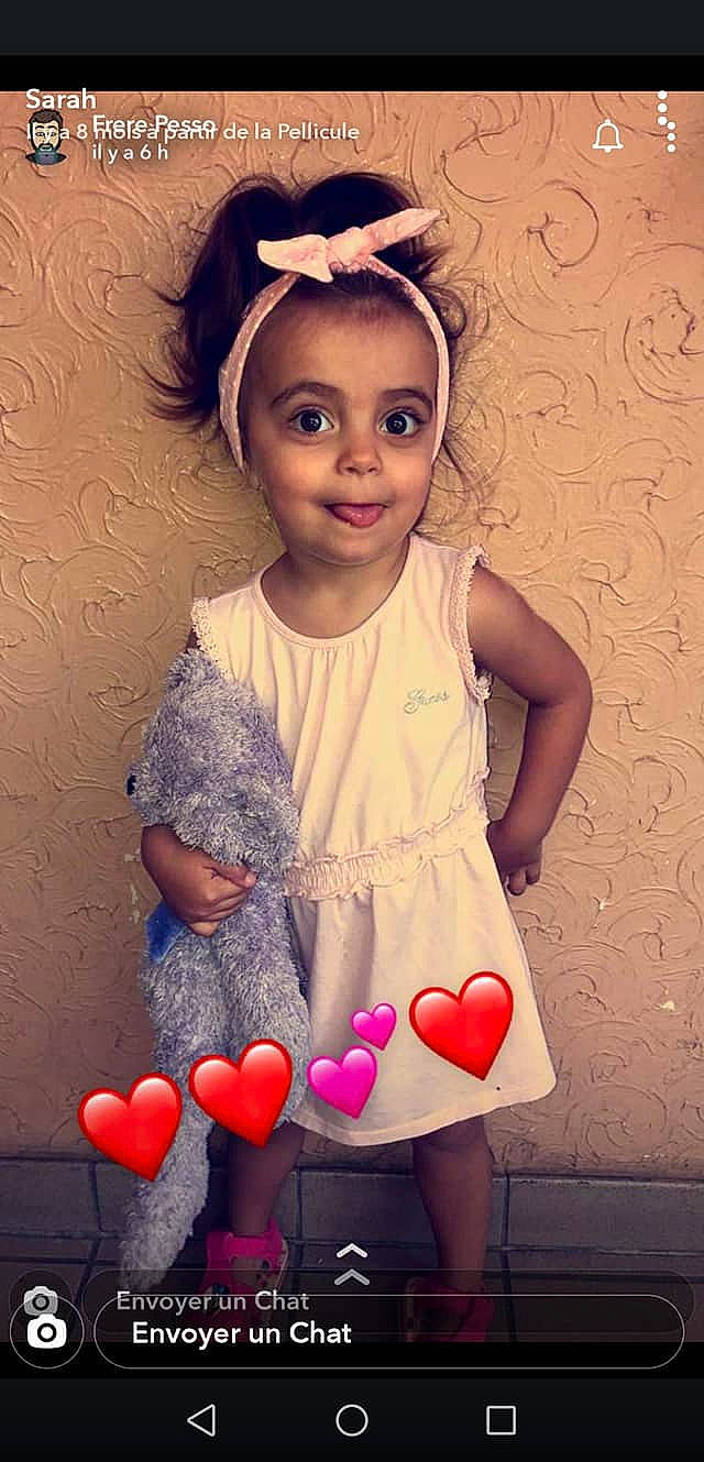 Eva a rejoint le concours — aidez-le/la à gagner de superbes lots ! baby, baby_toddler_clothing, child_model, day_dress, dress, embellishment, hair_accessory, headband, headpiece, joy, one_piece_garment, party_supply, person, polka_dot, toddler