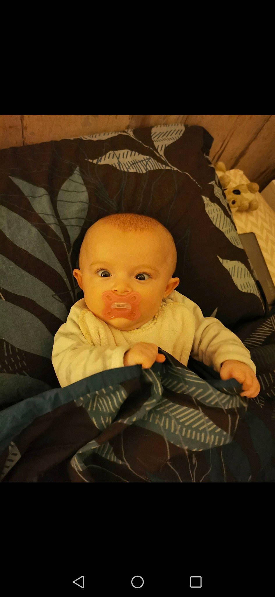 Ambre a rejoint le concours — aidez-le/la à gagner de superbes lots ! baby, baby_toddler_clothing, brown, cheek, child, chin, comfort, flash_photography, flooring, fun, head, linens, mouth, person, room, skin, sleeve, thumb, tints_and_shades, toddler