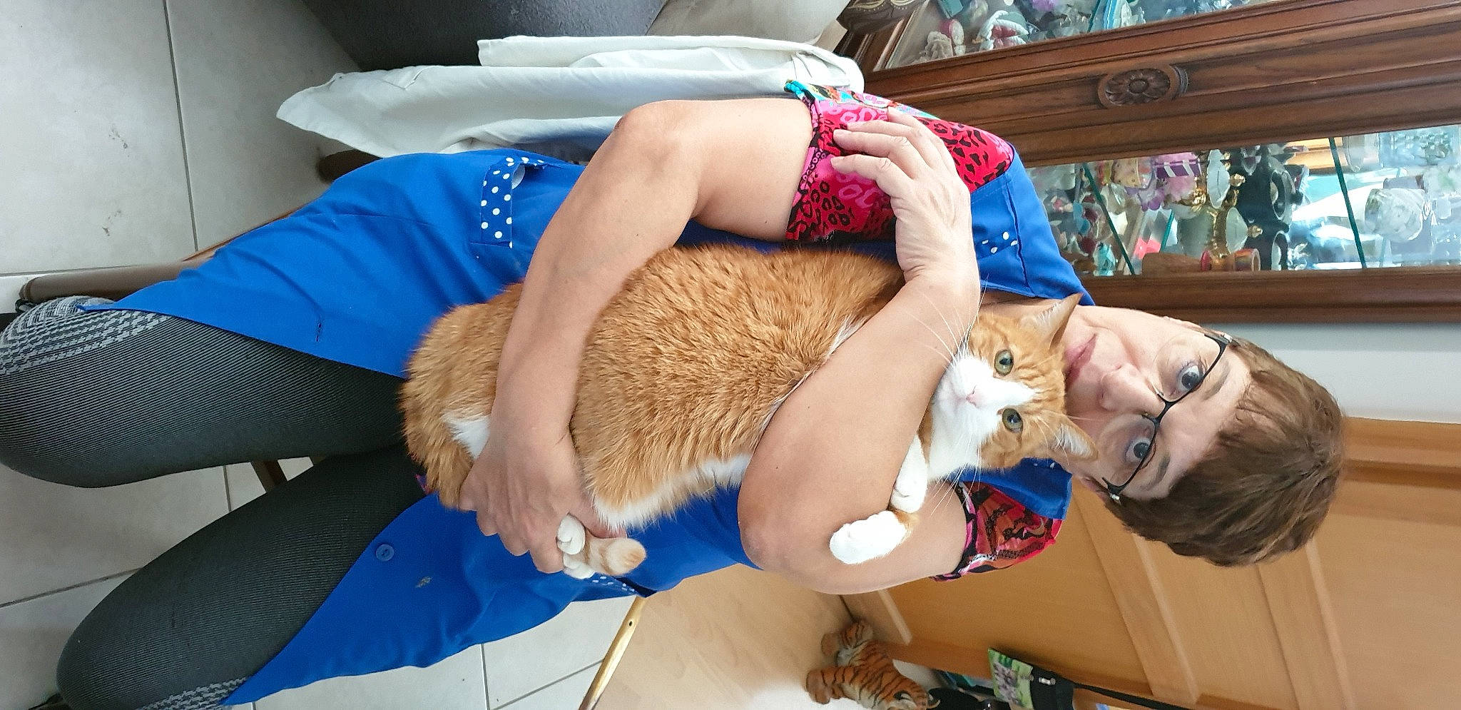 Calinette participe au concours pour gagner de l'argent avec cette photo : abdomen, child, elbow, electric_blue, eyewear, fashion_accessory, fun, fur, human_leg, knee, leisure, picture_frame, room, shelf, shoulder, sunglasses, thigh, trunk, wool, wrist