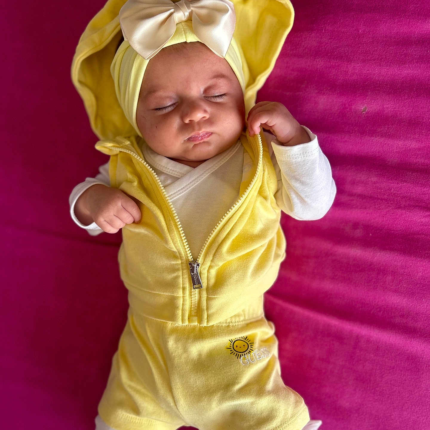 Evenly a rejoint le concours — aidez-le/la à gagner de superbes lots ! adorable, baby, baby_fashion, bow, child, closed_eyes, cute, footwear, headband, indoor, infant, peaceful, pink_background, portrait, resting, sleeping, small_hands, soft_fabric, toddler, yellow_clothing