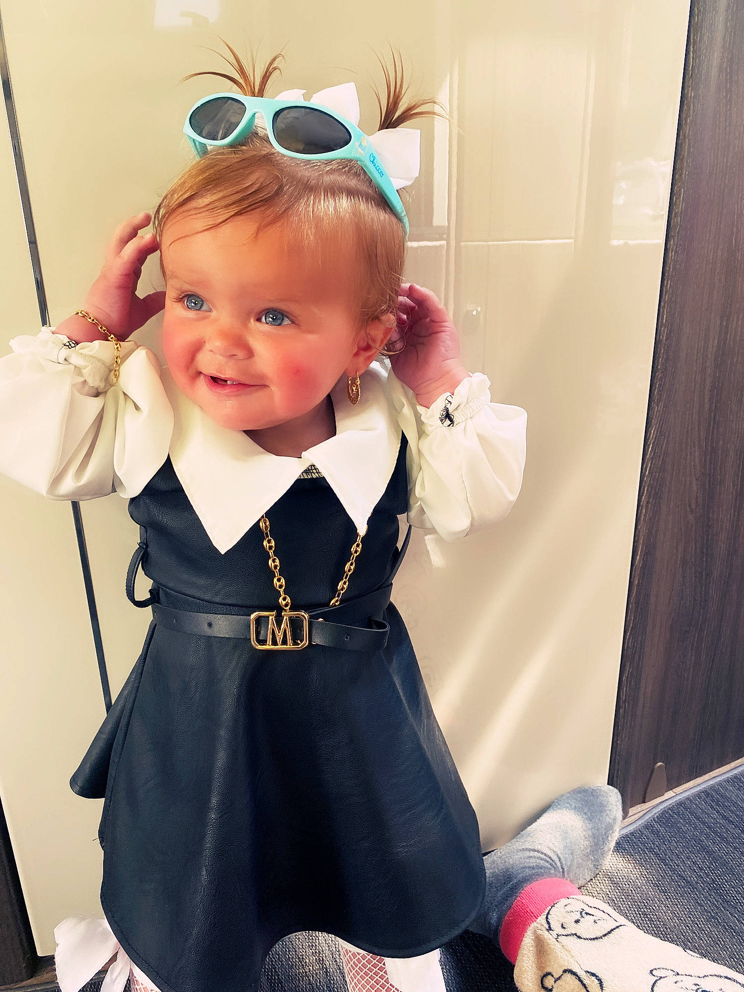 Peytone a rejoint le concours — aidez-le/la à gagner de superbes lots ! baby, baby_toddler_clothing, bow_tie, child, cool, dress, formal_wear, goggles, hair, hairstyle, happy, head, headgear, human_body, person, pink, sleeve, smile, sunglasses, toddler
