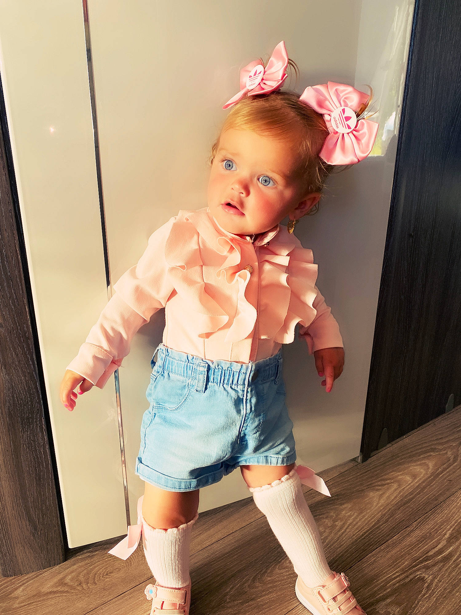 Peytone participe au concours pour gagner de l'argent avec cette photo : abdomen, baby, baby_toddler_clothing, chest, happy, jean_short, knee, leg, person, shoe, shorts, skin, sleeve, sock, sportswear, standing, thigh, toddler, trunk, waist
