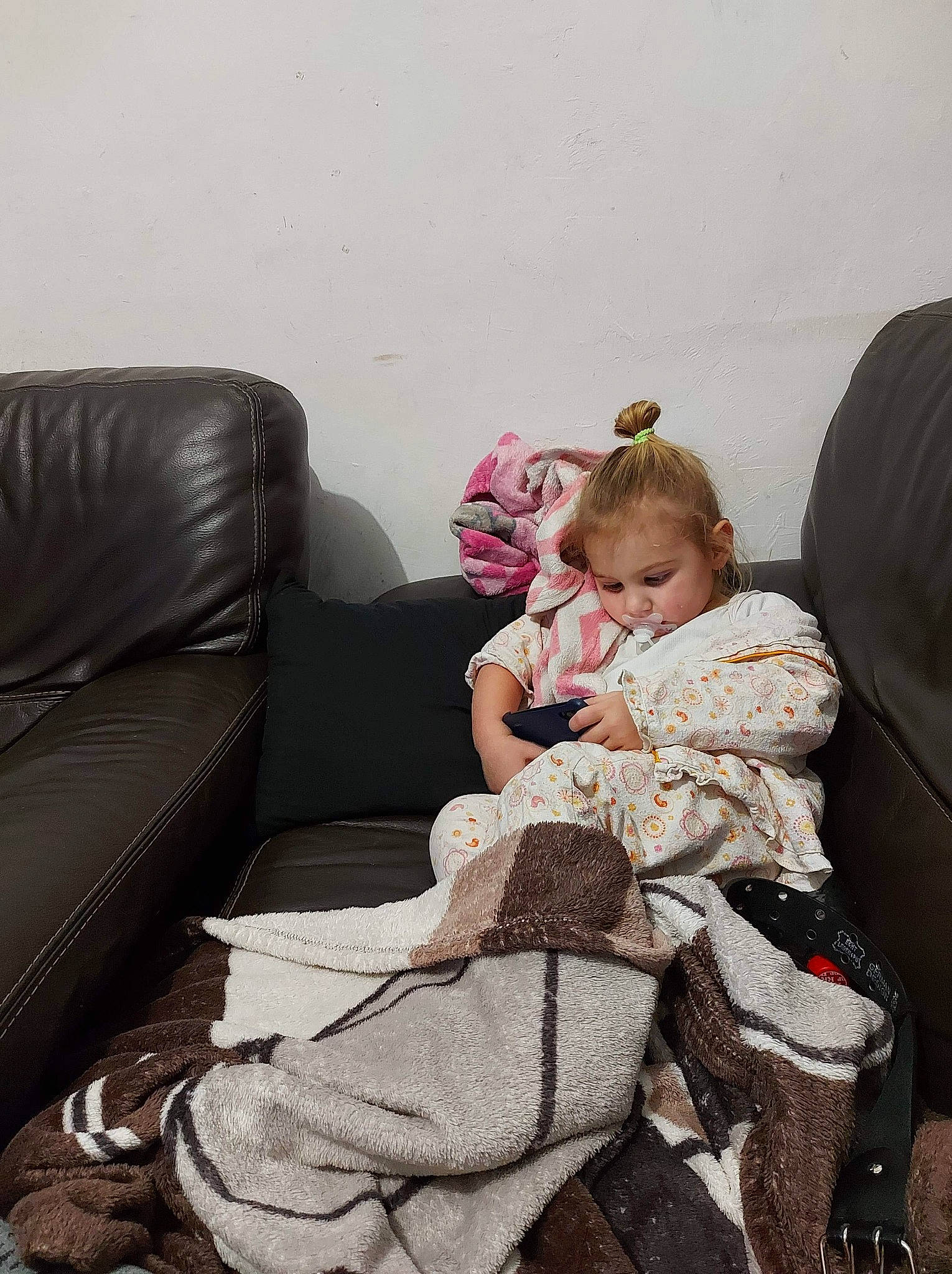 Maélyne participe au concours pour gagner de l'argent avec cette photo : chair, child, comfort, couch, event, flooring, fun, fur, furniture, human_leg, knee, lap, living_room, person, pillow, room, sitting, sofa_bed, thigh, throw_pillow