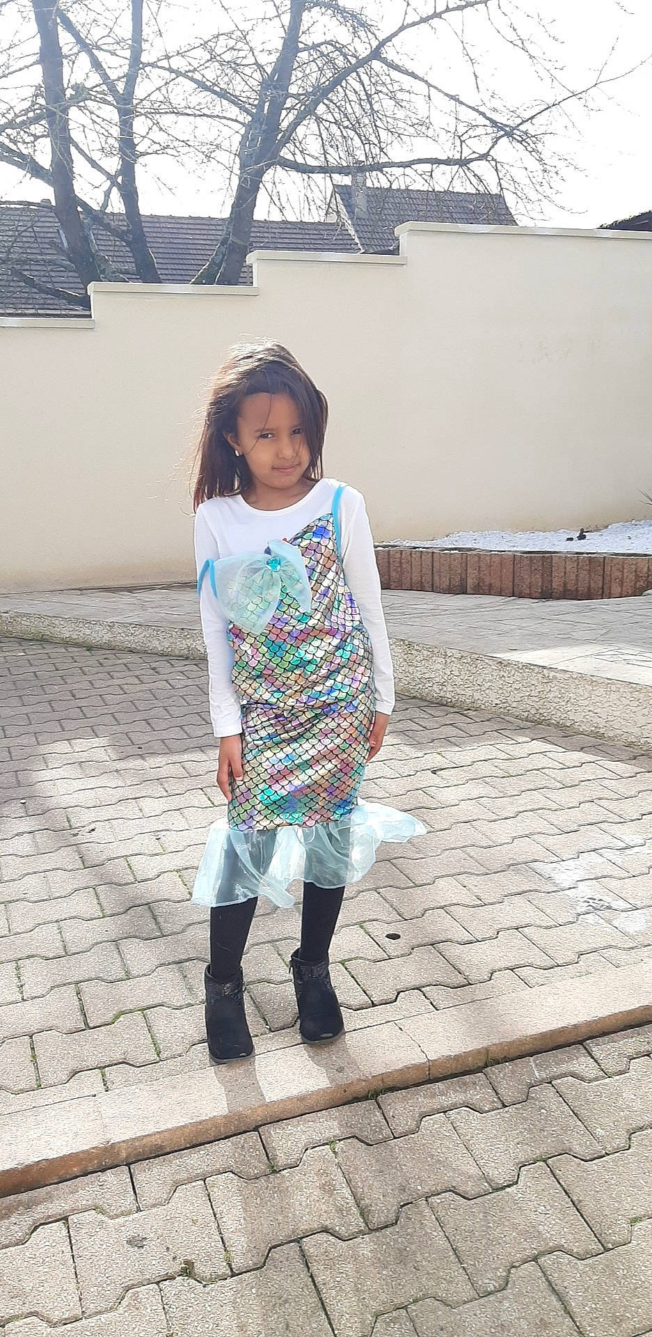 Sina participe au concours pour gagner de l'argent avec cette photo : child, clothing, dress, fashion, footwear, leggings, neck, outerwear, pattern, person, photography, shoe, sleeve, snapshot, street_fashion, style, t_shirt, tights, turquoise