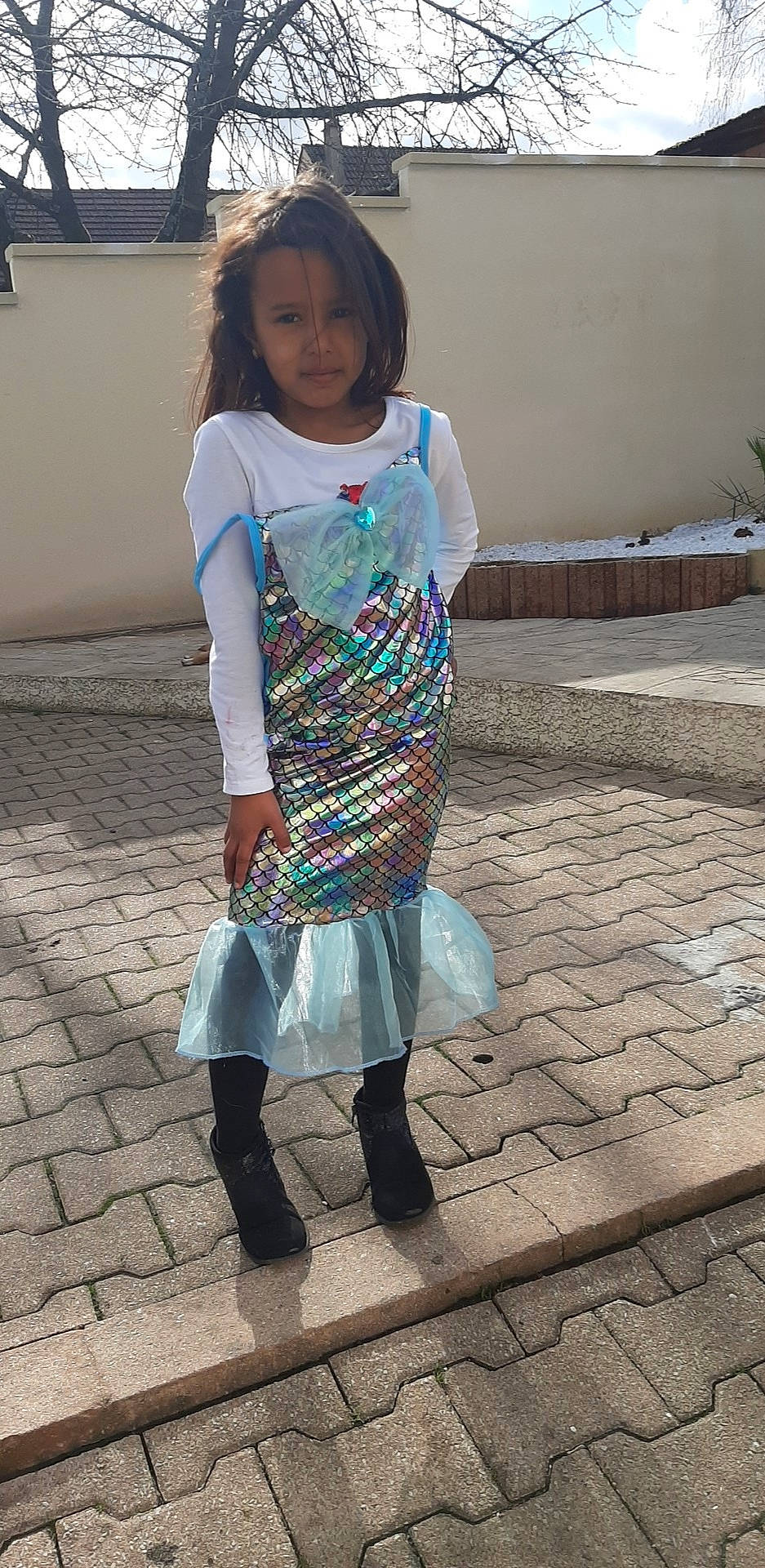 Sina a rejoint le concours — aidez-le/la à gagner de superbes lots ! boot, child, clothing, dress, fashion, footwear, knee, leg, pattern, person, shoe, snapshot, street_fashion, style, t_shirt, tights, turquoise, waist