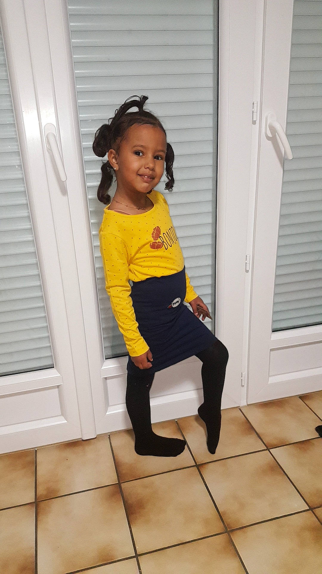 Sina a rejoint le concours — aidez-le/la à gagner de superbes lots ! baby_toddler_clothing, child, clothing, costume, door, footwear, joint, joy, knee, leg, leggings, person, shoe, shoulder, sleeve, standing, t_shirt, tights, toddler, yellow