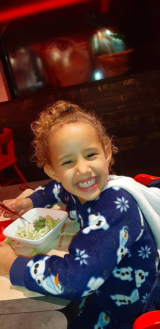 Neila a rejoint le concours — aidez-le/la à gagner de superbes lots ! child, comfort_food, eating, food, joy, lunch, meal, person, smile, toddler, vegetarian_food