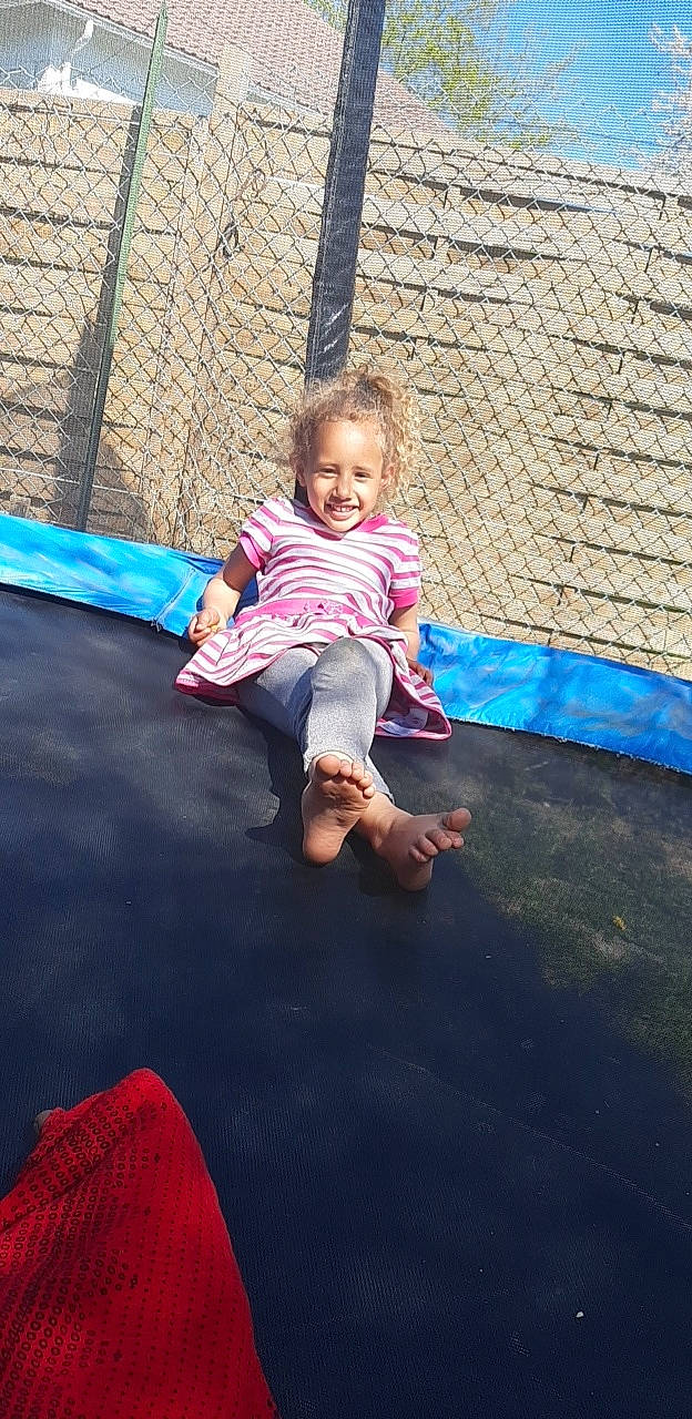Neila participe au concours pour gagner de l'argent avec cette photo : child, fun, joy, leisure, person, play, toddler, trampoline, trampolining, trampolining_equipment_and_supplies