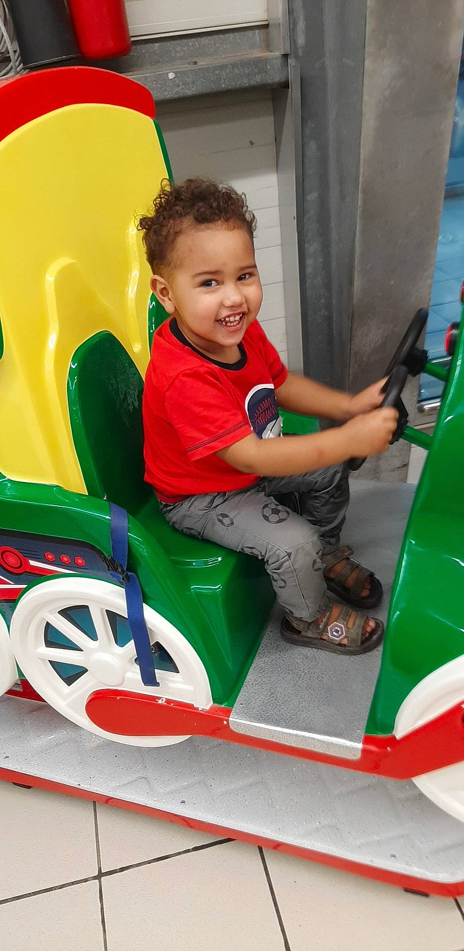 Haykel participe au concours pour gagner de l'argent avec cette photo : child, fun, joy, leisure, person, play, smile, toddler, vacation, vehicle