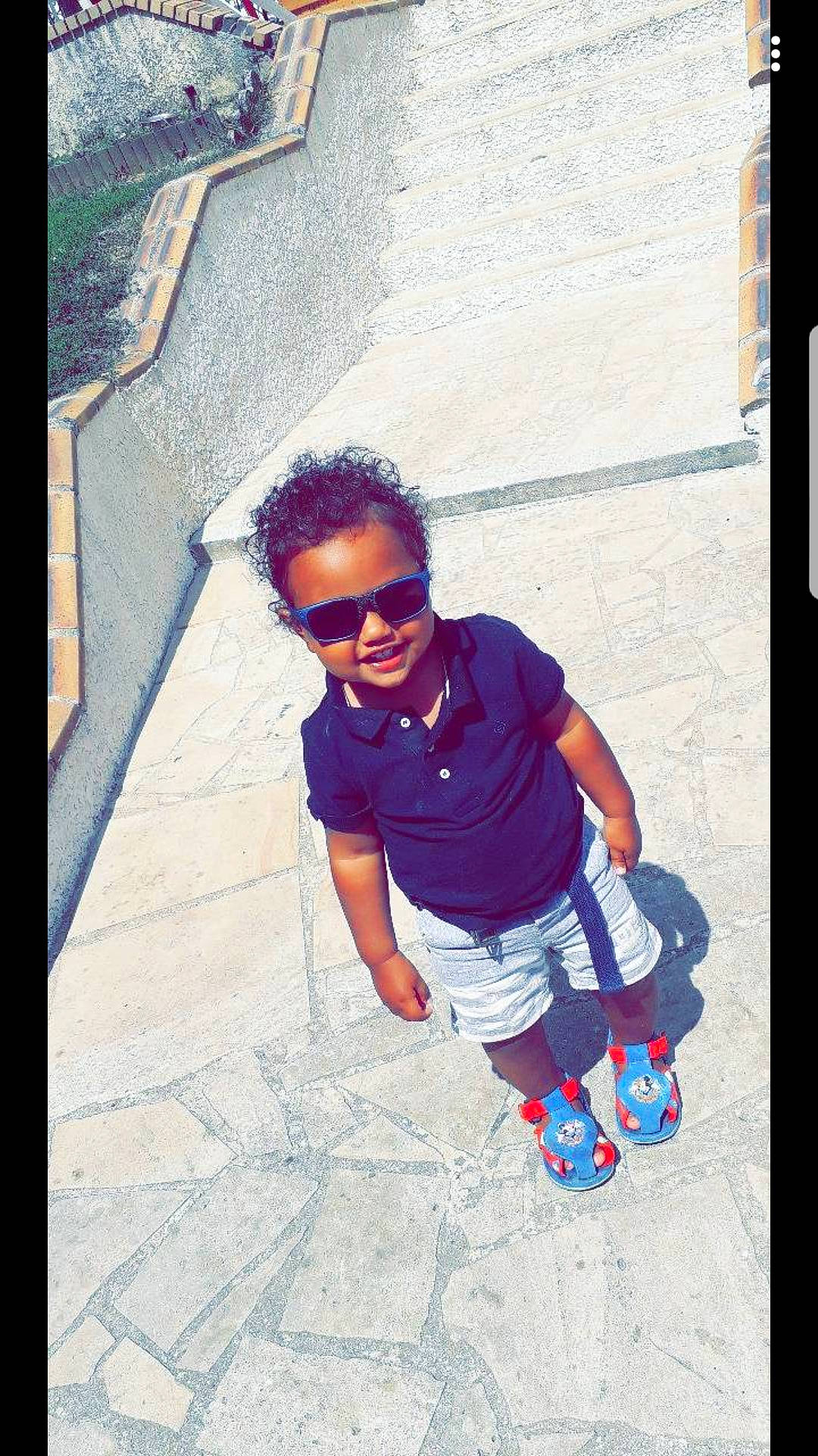 Haykel participe au concours pour gagner de l'argent avec cette photo : child, cool, footwear, fun, happy, person, photography, play, shadow, shoe, smile, snapshot, standing