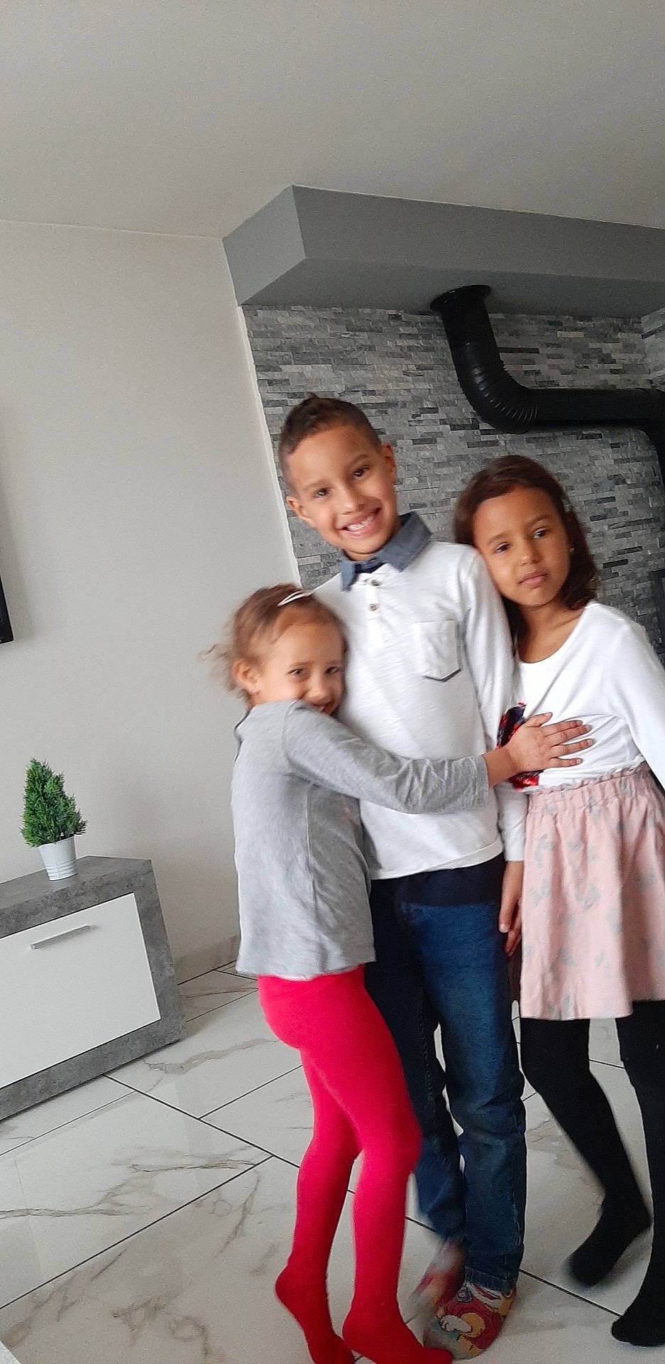 Mikail a rejoint le concours — aidez-le/la à gagner de superbes lots ! child, family, fun, joy, leg, leggings, people, person, smile, standing, toddler