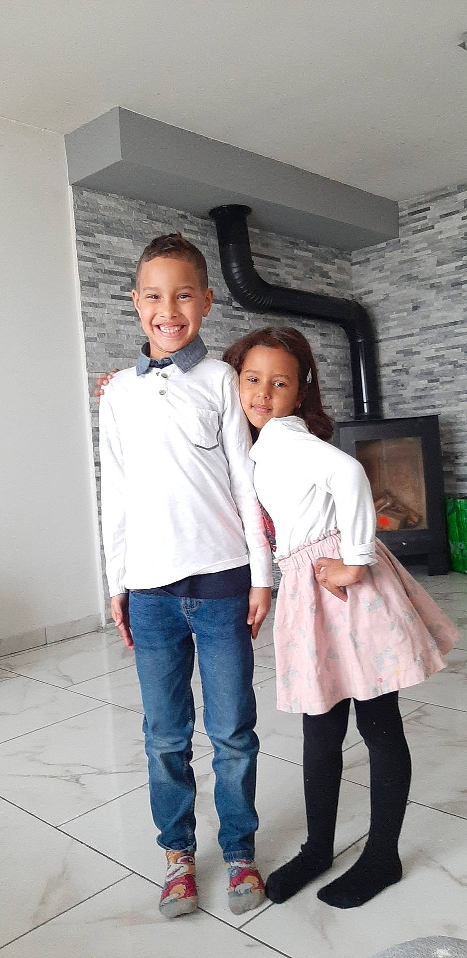 Mikail a rejoint le concours — aidez-le/la à gagner de superbes lots ! child, denim, family, jeans, joy, people, person, photograph, photography, sibling, smile, snapshot, standing