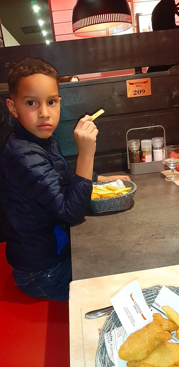 Mikail participe au concours pour gagner de l'argent avec cette photo : child, fast_food, person, toddler