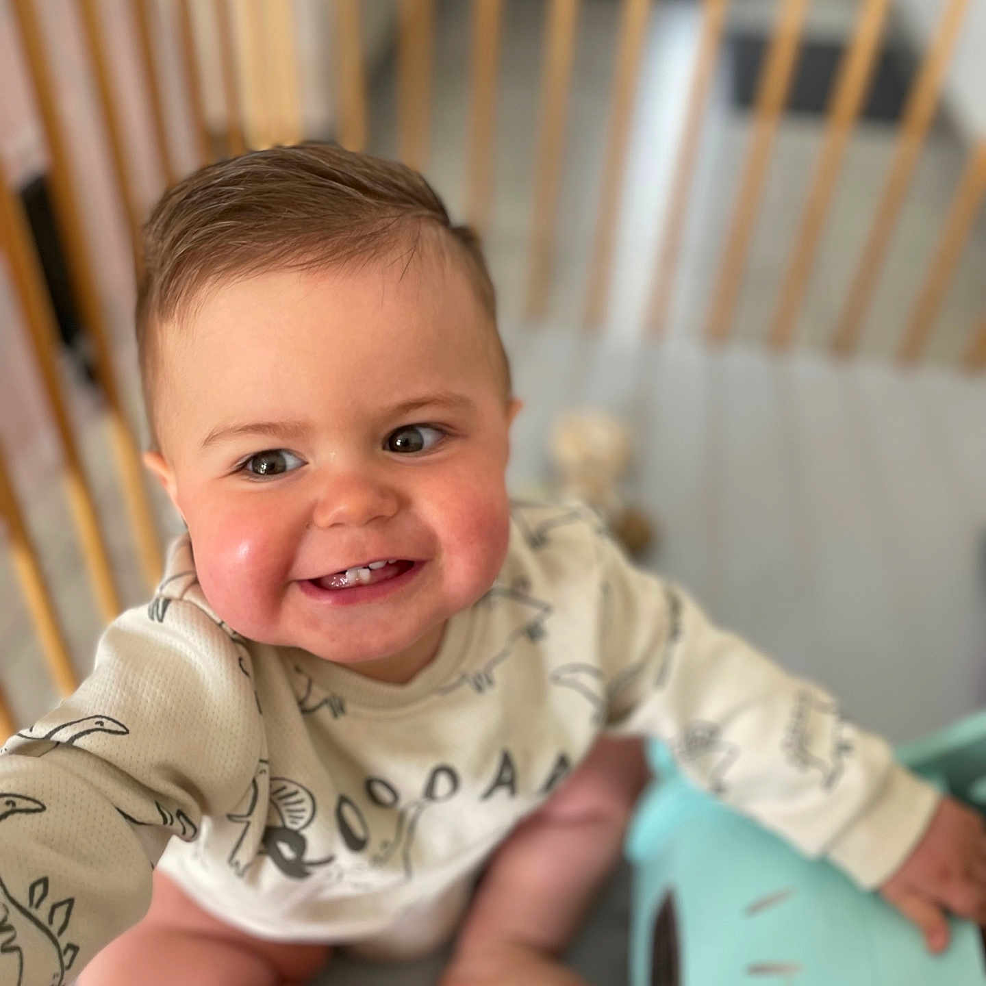 Isaac participe au concours pour gagner de l'argent avec cette photo : baby, babylaughing, bed, bodypart, crib, face, finger, furniture, hand, happy, head, indoors, infantbed, laughing, nursery, person, photography, portrait, room, smile