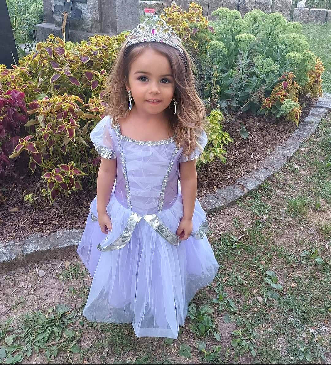 Sharon a rejoint le concours — aidez-le/la à gagner de superbes lots ! baby_toddler_clothing, blond, child, day_dress, dress, eye, formal_wear, grass, hair, happy, head, iris, joy, leaf, long_hair, people_in_nature, person, pink, plant, smile