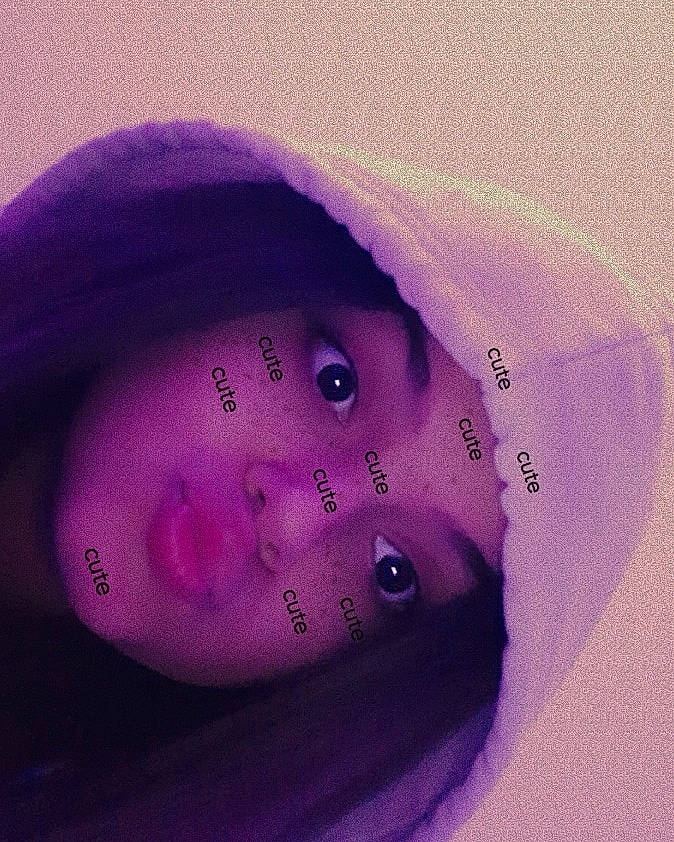 Maud participe au concours pour gagner de l'argent avec cette photo : baby, cap, cheek, child, circle, electric_blue, eye, eyebrow, eyelash, fashion_accessory, flesh, happy, head, human_body, magenta, person, pink, plastic, purple, toddler