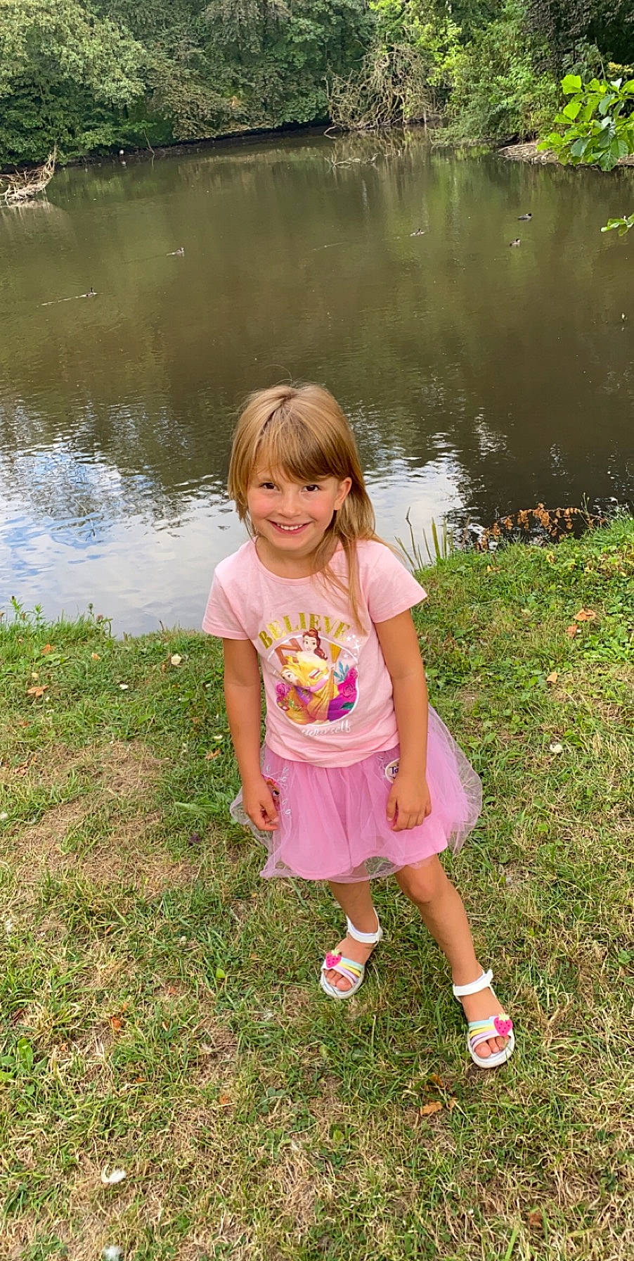 Hailie a rejoint le concours — aidez-le/la à gagner de superbes lots ! baby_toddler_clothing, bank, clothing, fun, grass, grass_family, happy, joy, lake, leaf, leisure, mammal, natural_environment, people_in_nature, person, pink, plant, smile, summer, toddler
