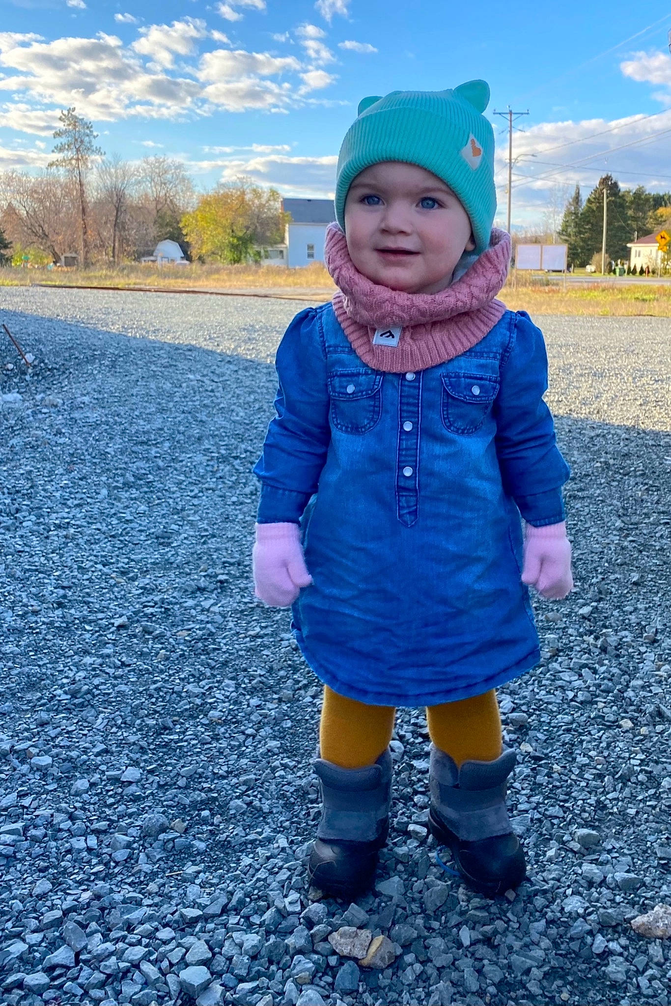 Léa Rose participe au concours pour gagner de l'argent avec cette photo : azure, blue, cap, cloud, eye, freezing, grass, happy, headwear, jacket, joy, leaf, nature, outerwear, people_in_nature, person, plant, sky, sleeve, standing