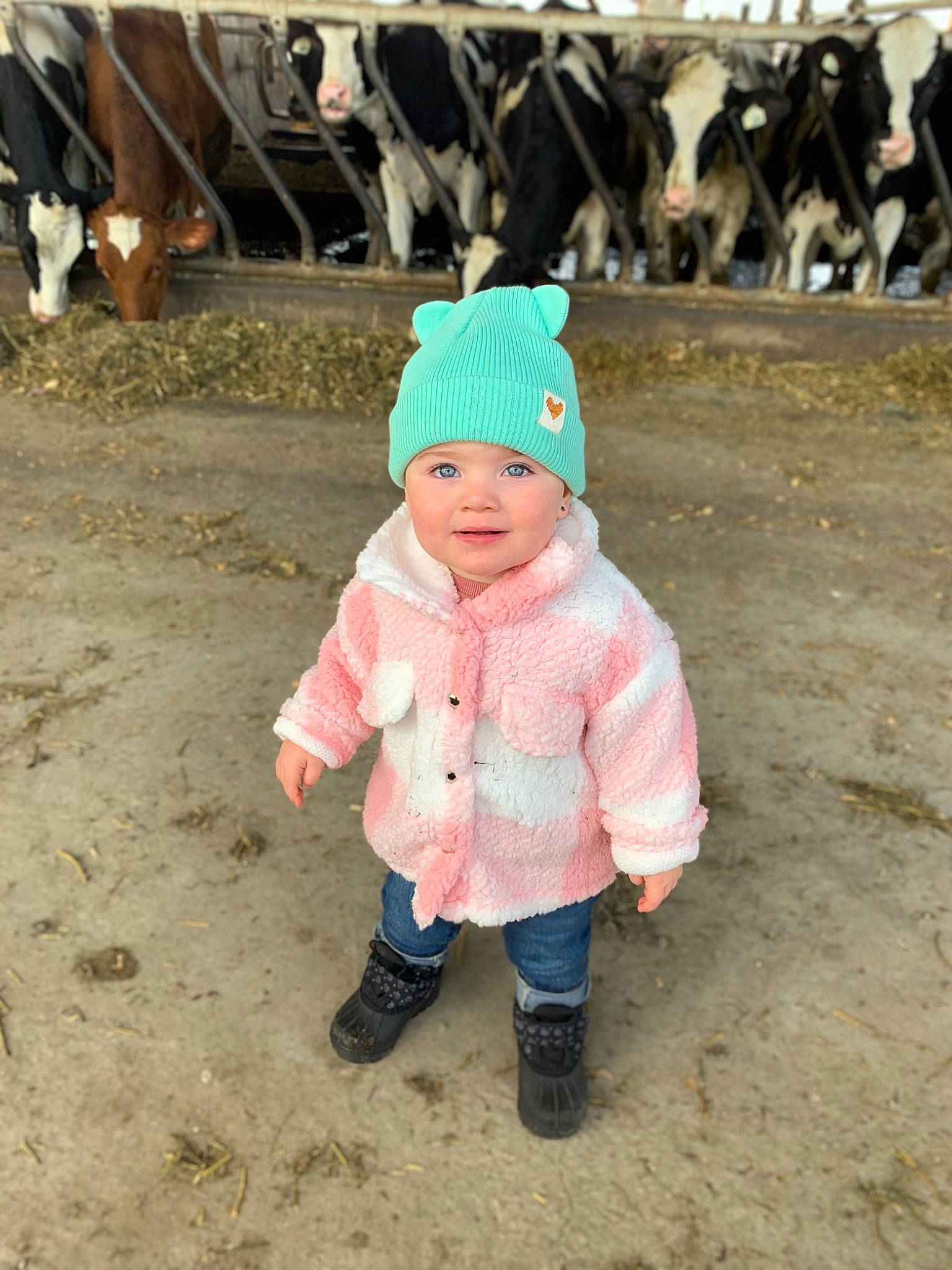 Léa Rose a rejoint le concours — aidez-le/la à gagner de superbes lots ! baby_toddler_clothing, cap, child, eye, freezing, fun, grass, hand, headwear, jacket, jeans, knit_cap, leisure, outerwear, people_in_nature, person, recreation, sleeve, toddler, vertebrate