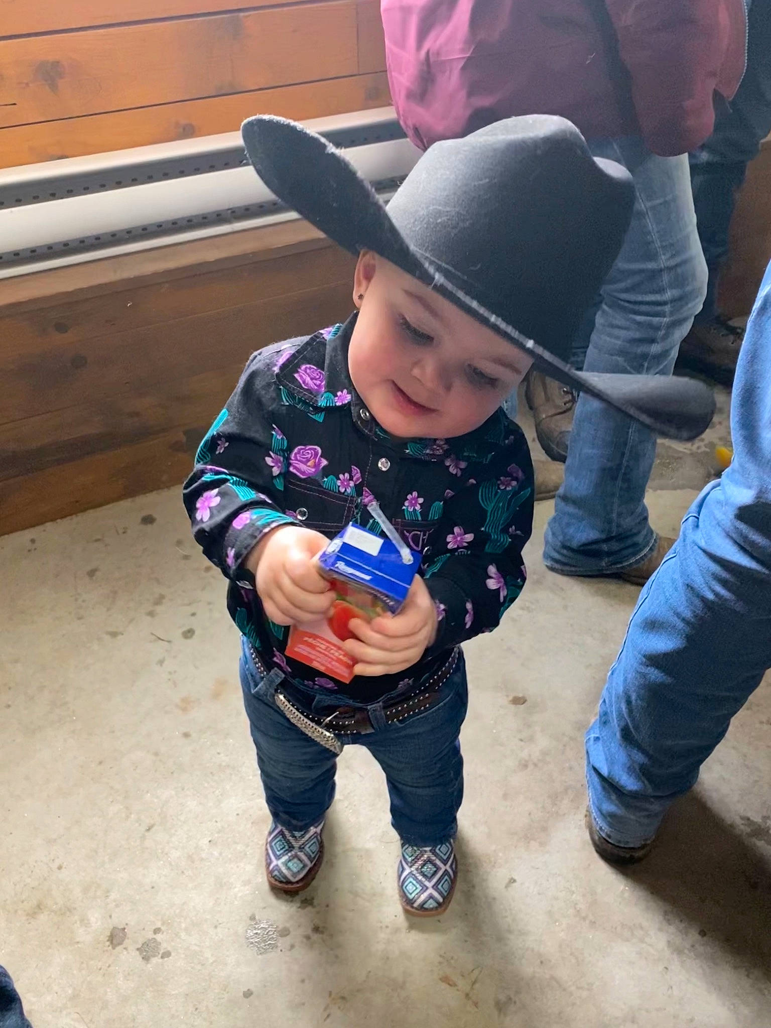 Léa Rose participe au concours pour gagner de l'argent avec cette photo : baby, cap, clothing, denim, eye, fun, hand, happy, hat, head, headwear, human_body, jeans, leisure, mouth, person, plant, public_space, smile, sun_hat