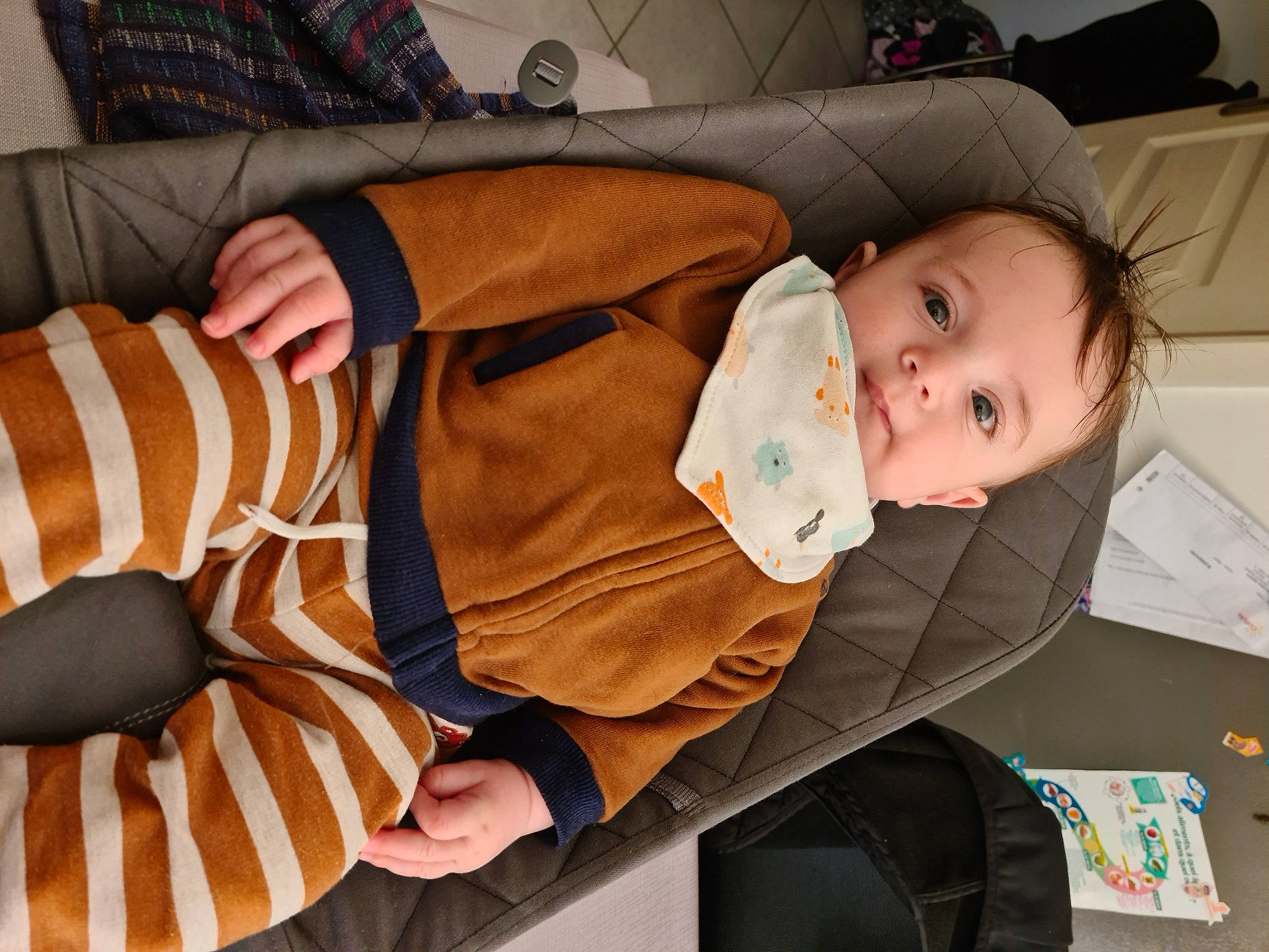 Dario a rejoint le concours — aidez-le/la à gagner de superbes lots ! baby, baby_products, baby_toddler_clothing, child, collar, comfort, pattern, person, plaid, room, sitting, sleeve, tartan, toddler