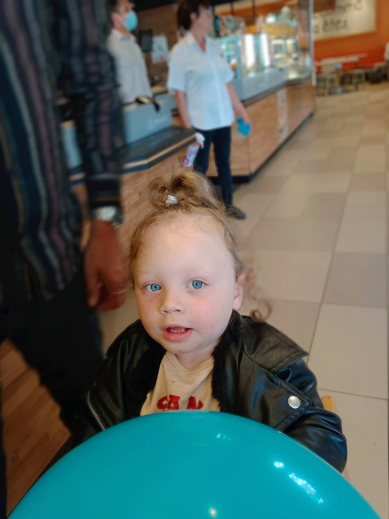 Melinda a rejoint le concours — aidez-le/la à gagner de superbes lots ! bag, blue, blurred, chair, child, event, flooring, fun, happy, leisure, luggage_and_bags, outerwear, person, photograph, recreation, sitting, snapshot, t_shirt, toddler, tourism