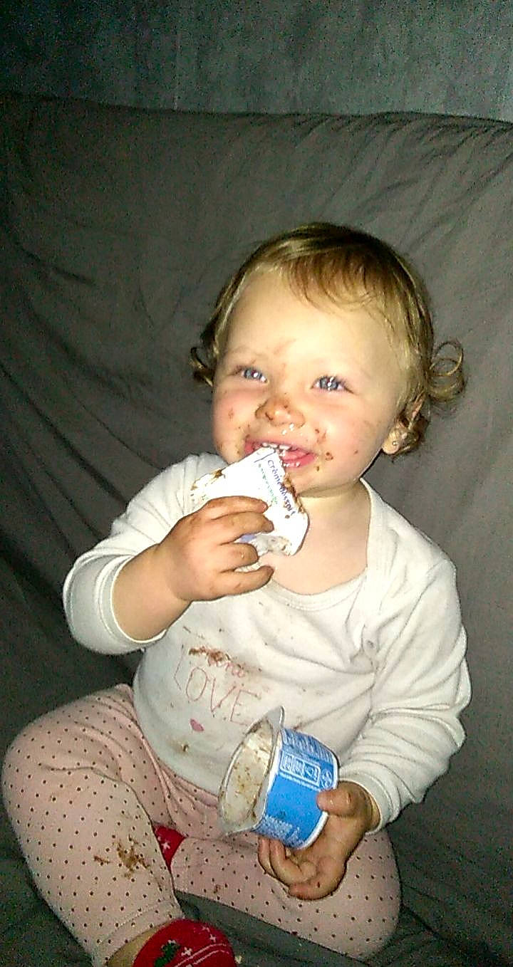 Melinda participe au concours pour gagner de l'argent avec cette photo : arm, cheek, clothing, drinkware, ear, face, facial_expression, finger, food_craving, gesture, hairstyle, hand, iris, joint, lip, mouth, nose, organ, person, skin