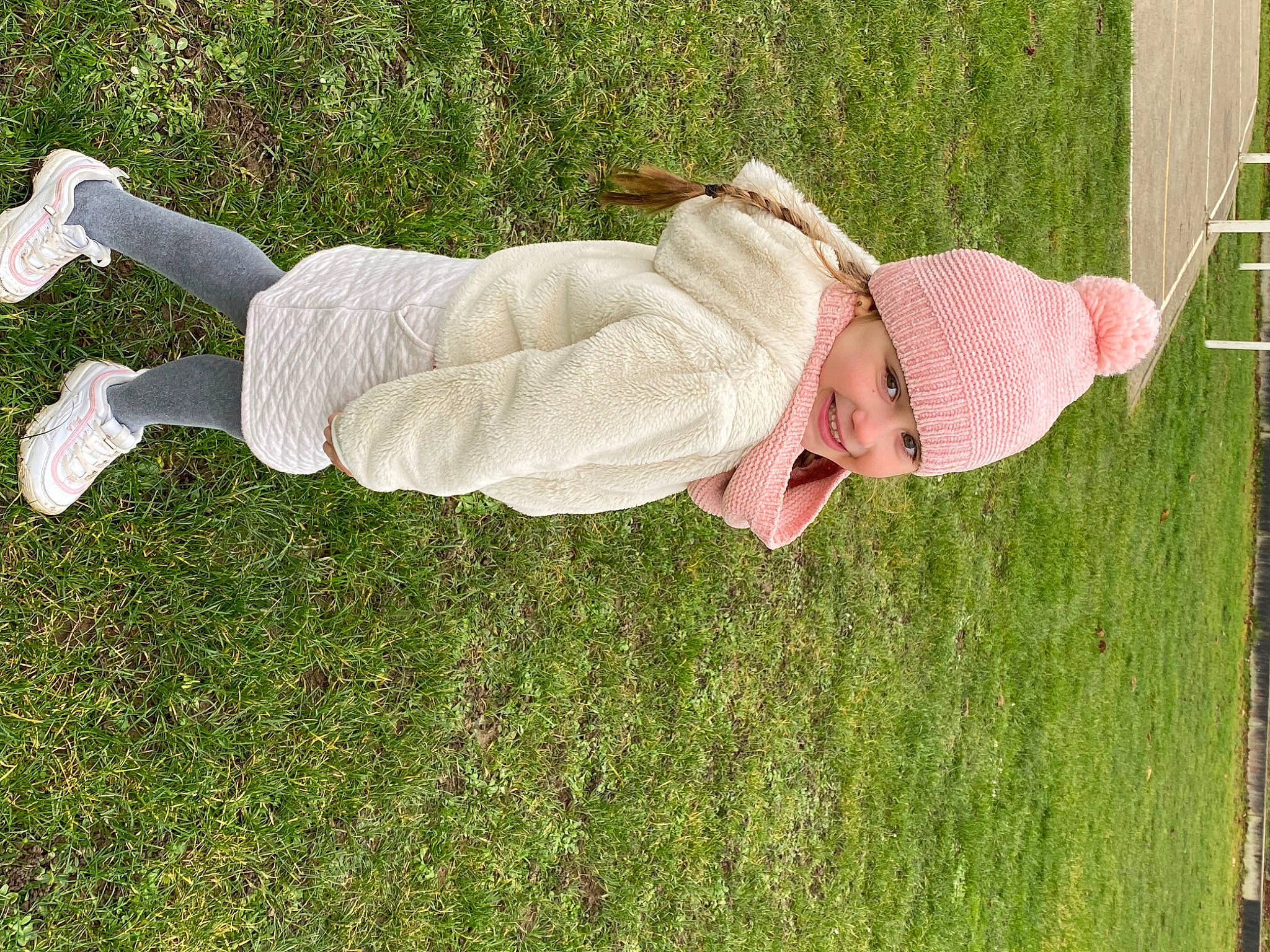 Solveig participe au concours pour gagner de l'argent avec cette photo : elbow, fence, fun, gesture, grass, grass_family, grassland, happy, hat, headwear, human_leg, joy, knee, lawn, leisure, meadow, people_in_nature, person, plant, shrub