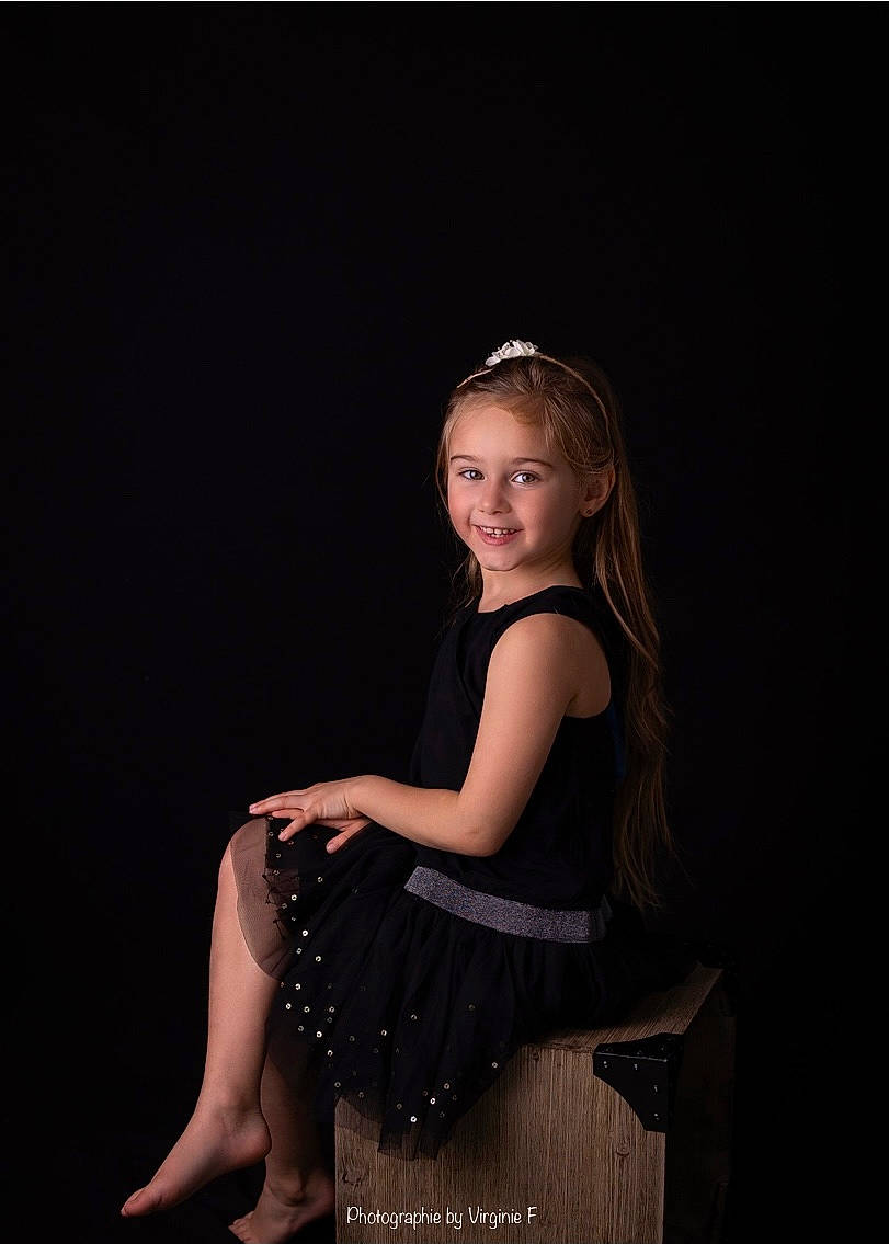 Solveig participe au concours pour gagner de l'argent avec cette photo : black_hair, brown_hair, darkness, day_dress, entertainment, event, fashion_design, fashion_model, flash_photography, human_body, human_leg, joy, knee, long_hair, magenta, one_piece_garment, person, purple, shoulder, smile