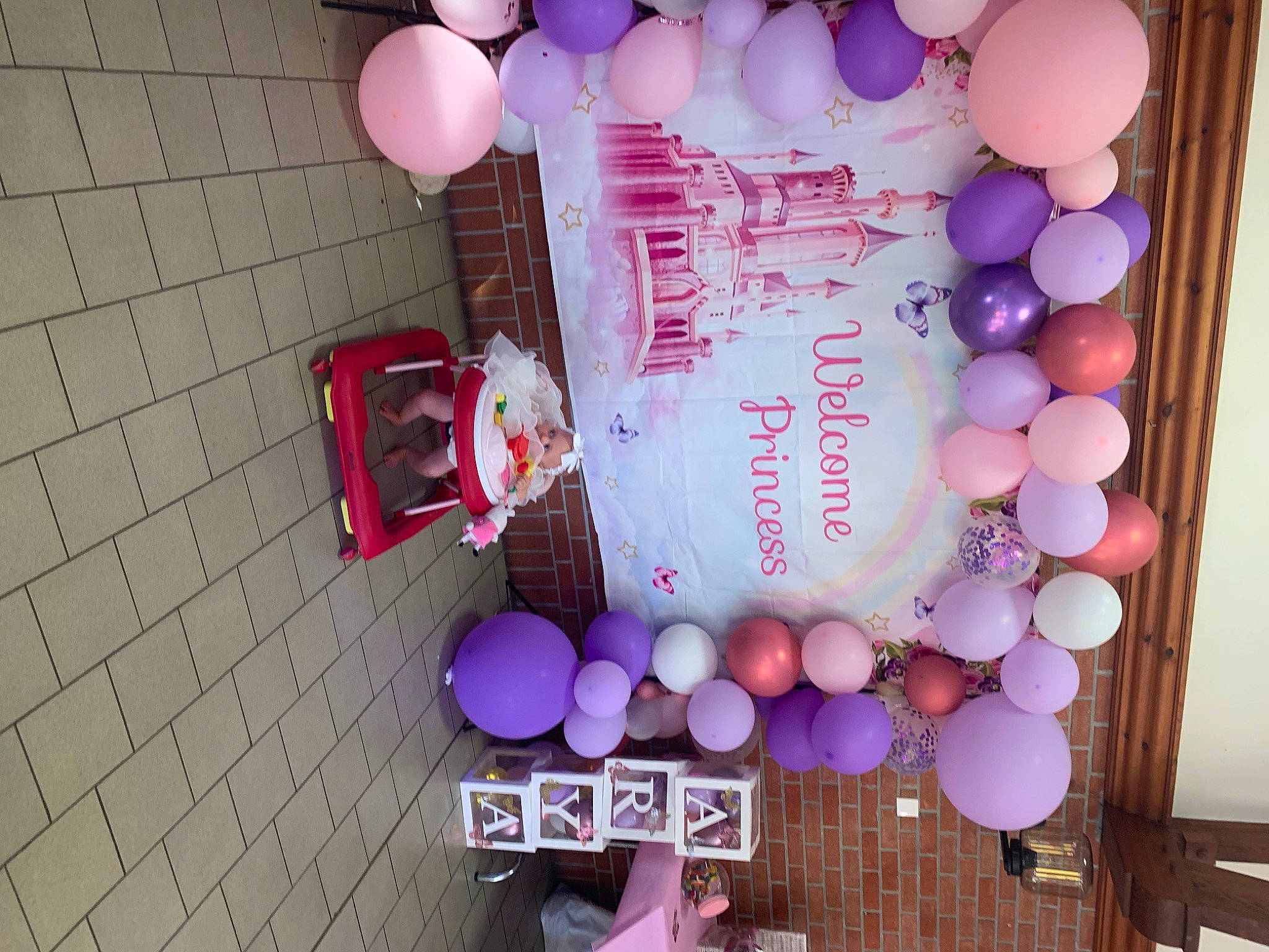Arya participe au concours pour gagner de l'argent avec cette photo : balloon, decoration, event, happy, magenta, material_property, party, party_supply, person, pink, room, souvenir, sweetness, toy