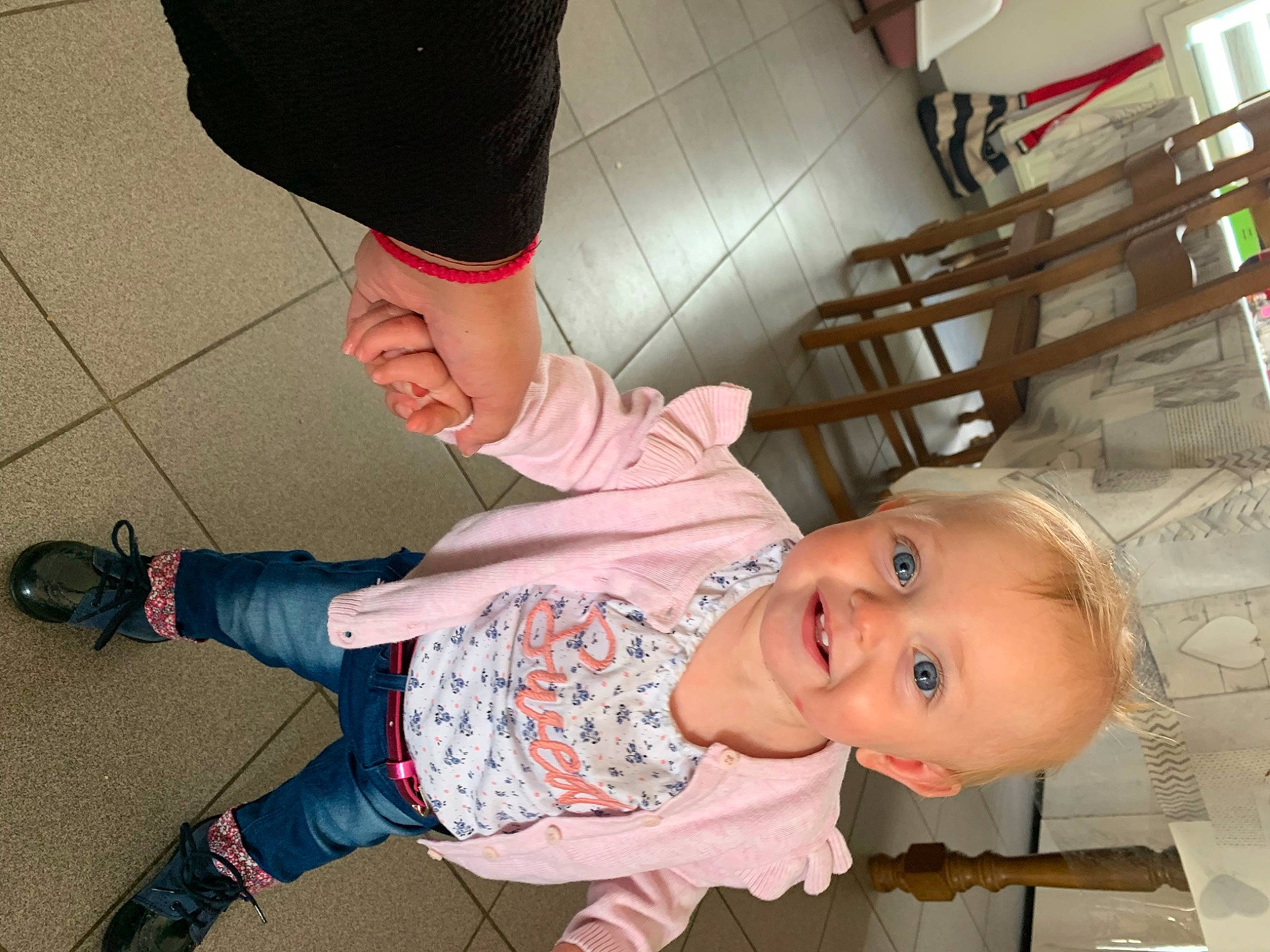 Arya a rejoint le concours — aidez-le/la à gagner de superbes lots ! baby_toddler_clothing, calf, child, finger, flooring, foot, fun, gesture, happy, human_leg, joy, knee, leg, pattern, person, sleeve, smile, sock, standing, thigh
